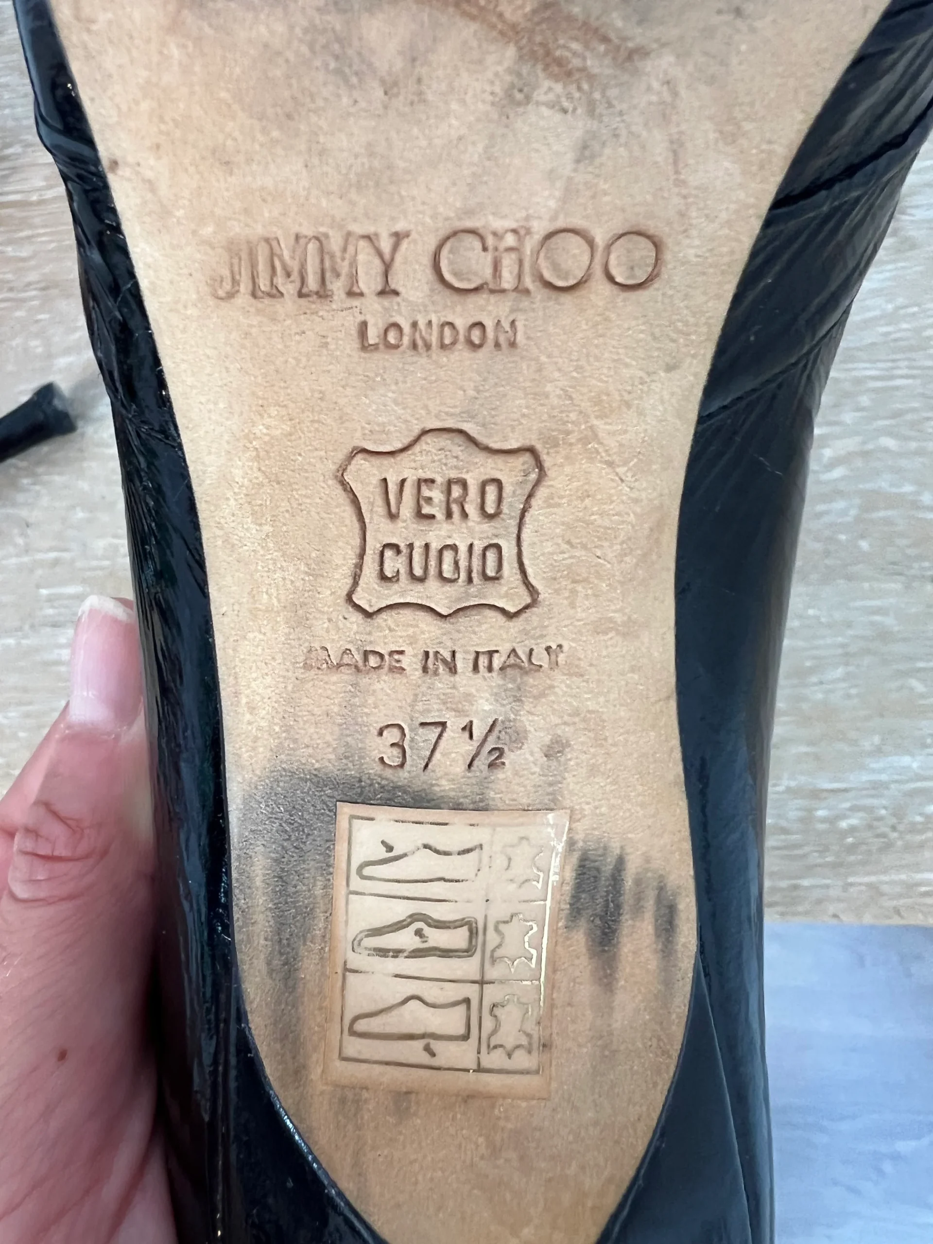 JIMMY CHOO. Tacones peeptoes negro charol. T 37,5 (tara) - Imagen 6