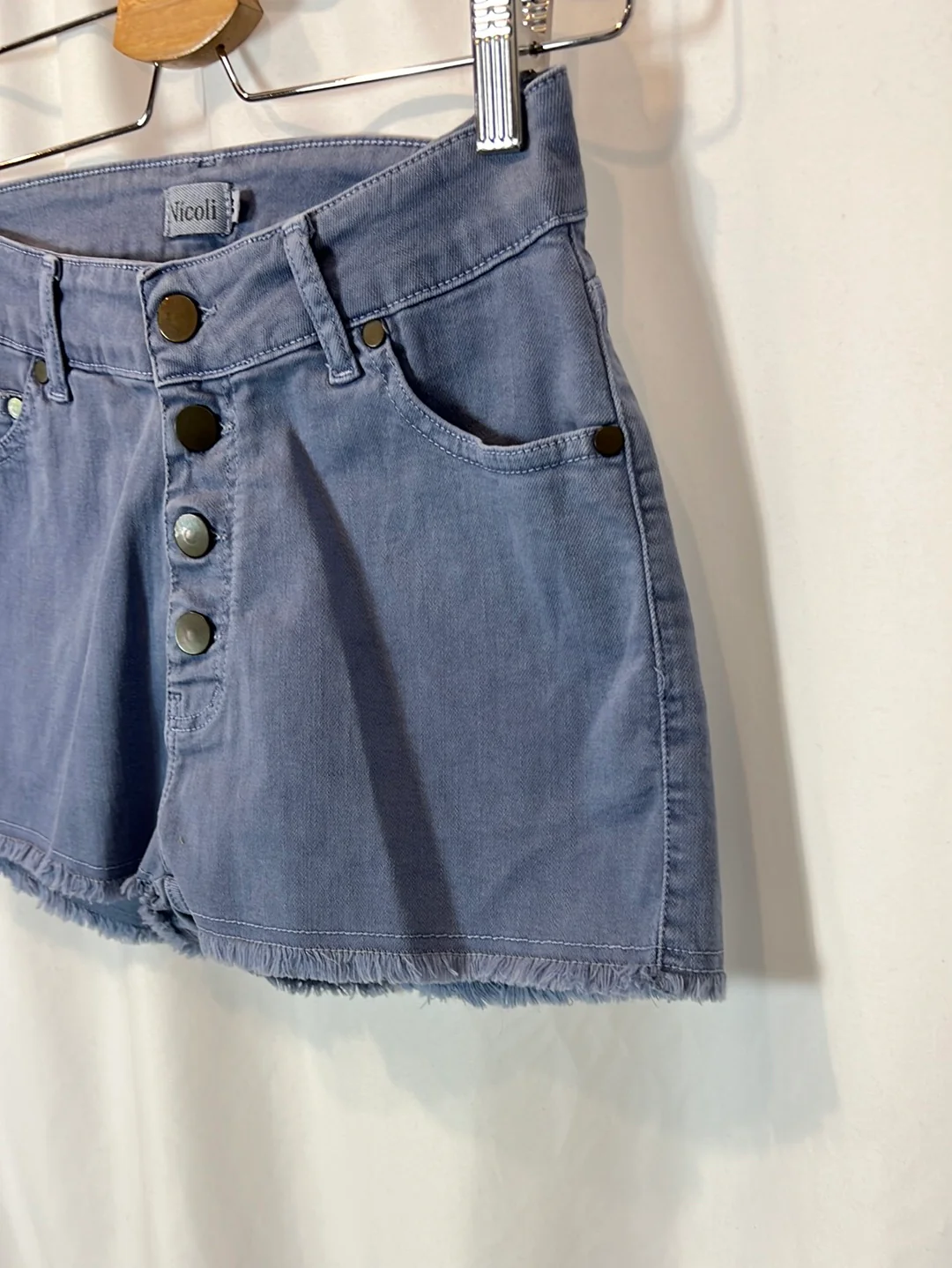NICOLÍ. Pantalón corto azul botones T.34 - Imagen 3
