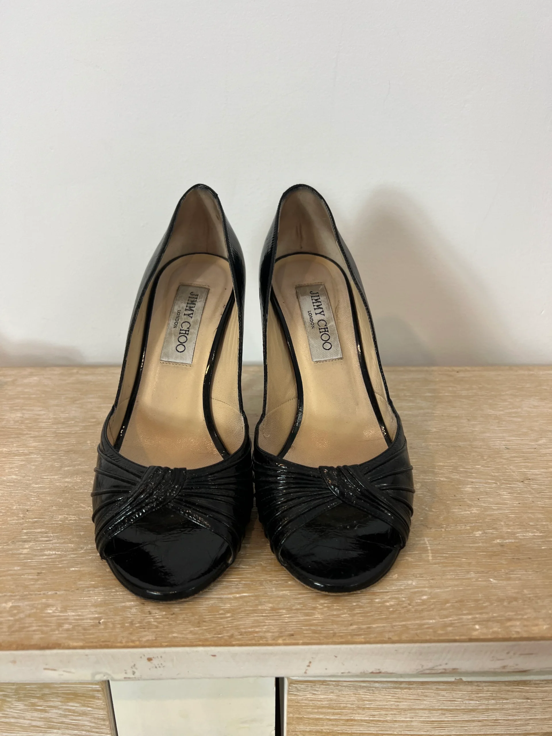JIMMY CHOO. Tacones peeptoes negro charol. T 37,5 (tara) - Imagen 2