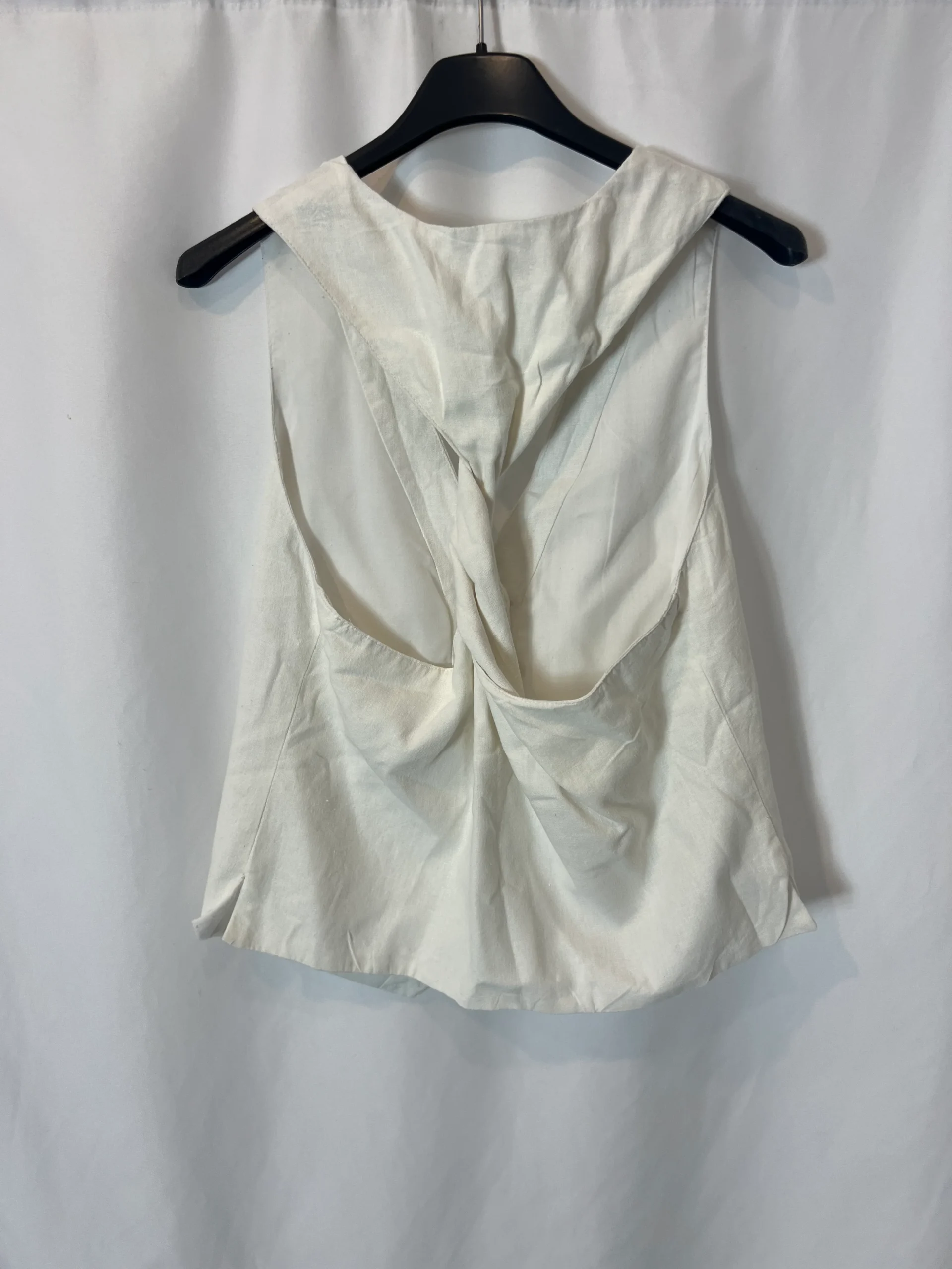 PULL&BEAR. Chaleco blanco detalle espalda. T S - Imagen 5
