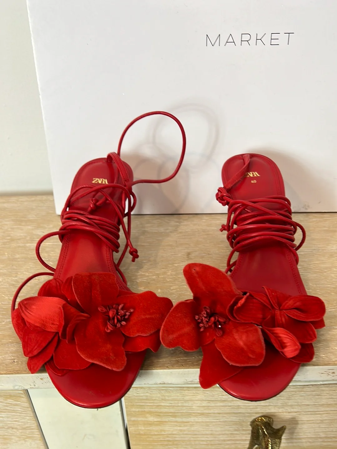 ZARA. Sandalia rojas flores T.40 - Imagen 2