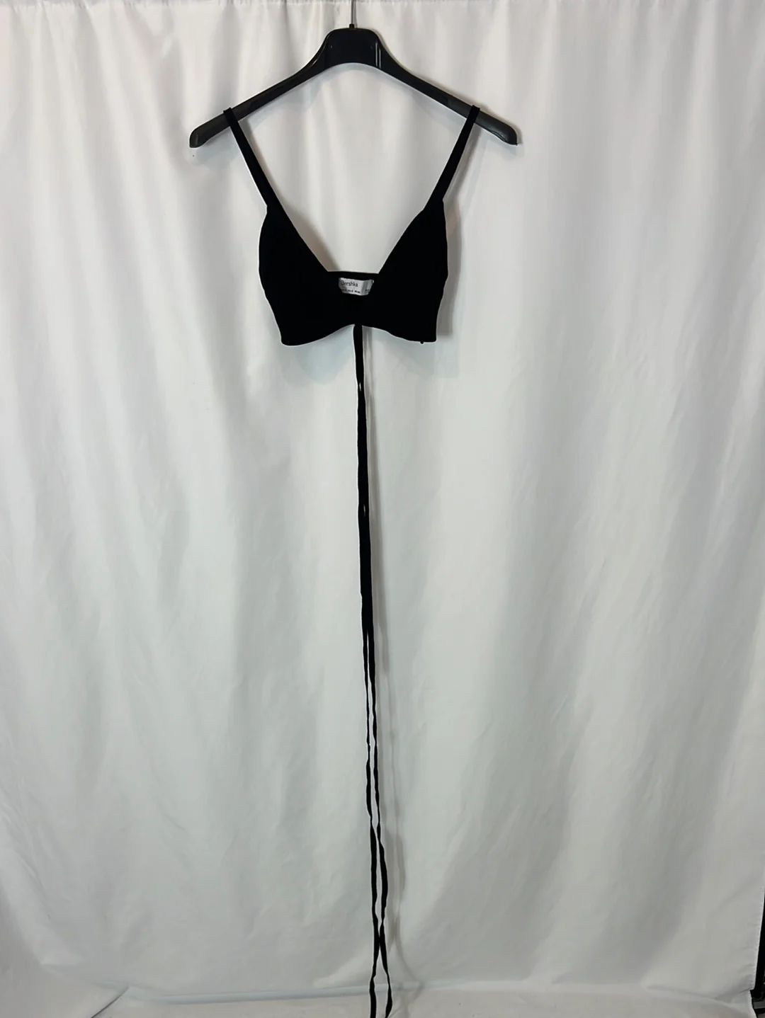 BERHSKA. Crop top negro tiras. T S - Imagen 2