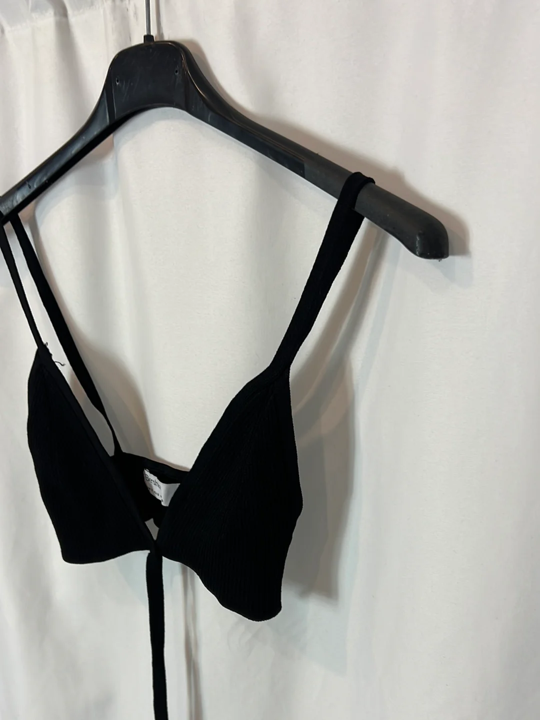 BERHSKA. Crop top negro tiras. T S - Imagen 3