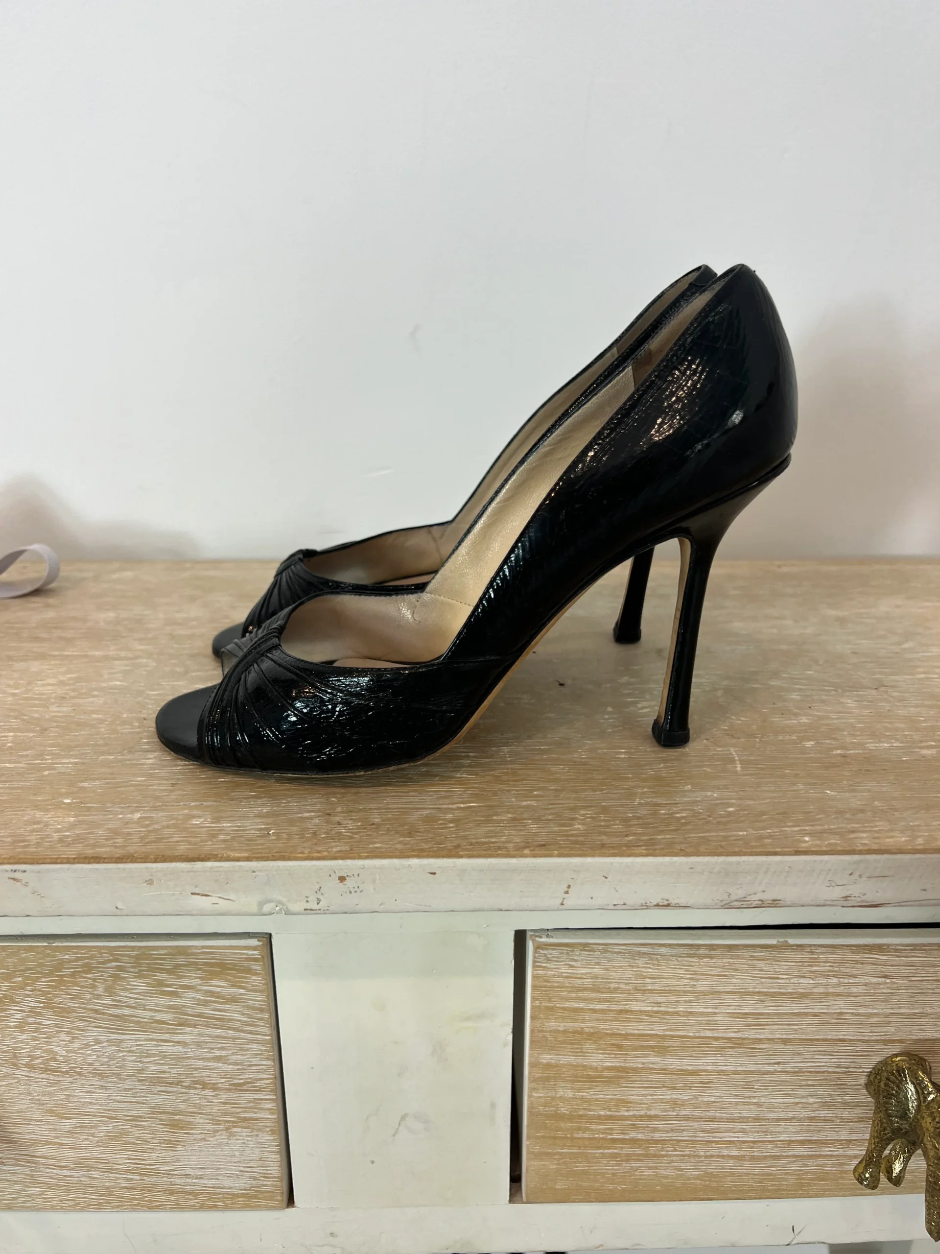 JIMMY CHOO. Tacones peeptoes negro charol. T 37,5 (tara) - Imagen 3