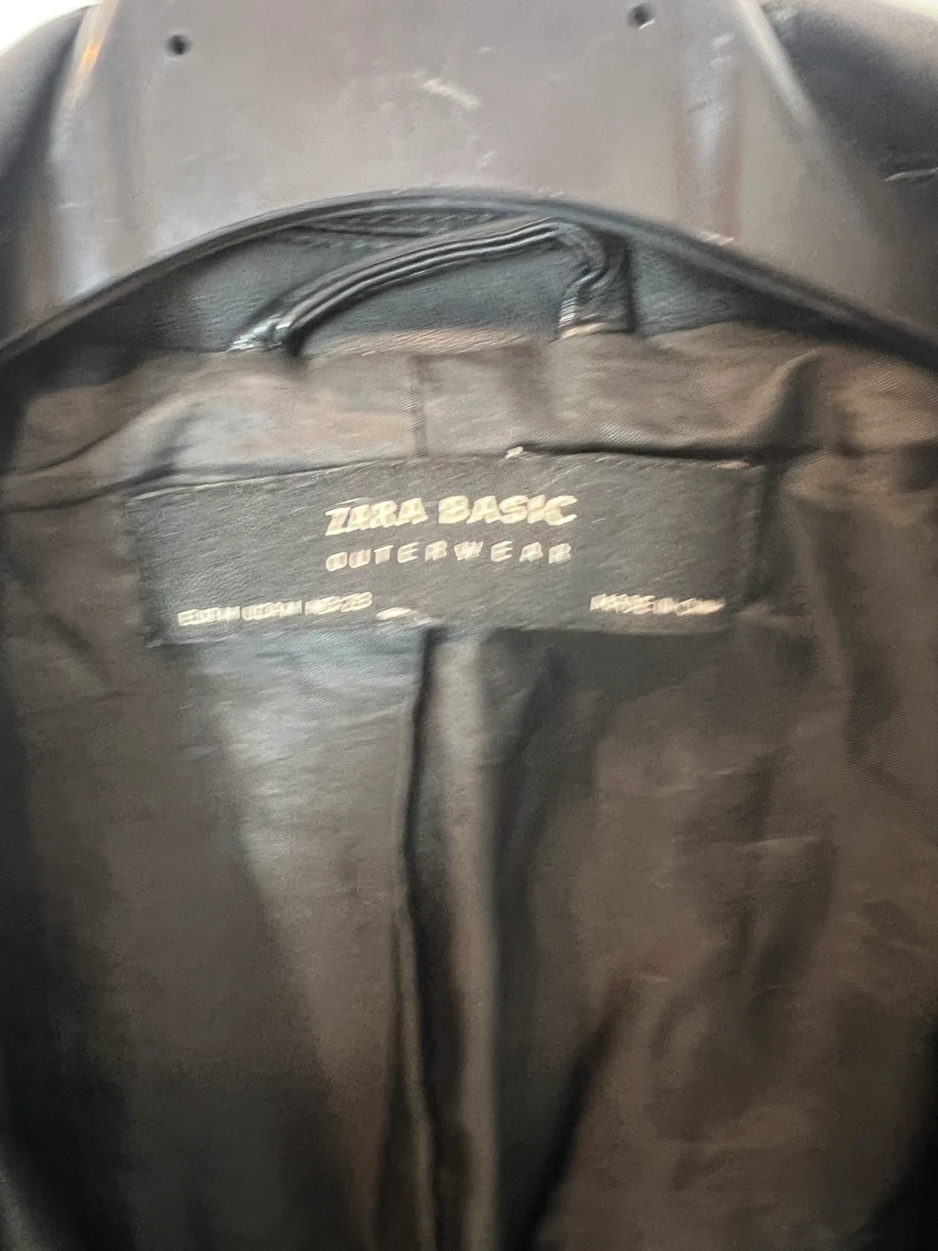 ZARA. Cazadora negra efecto piel. T M - Imagen 3