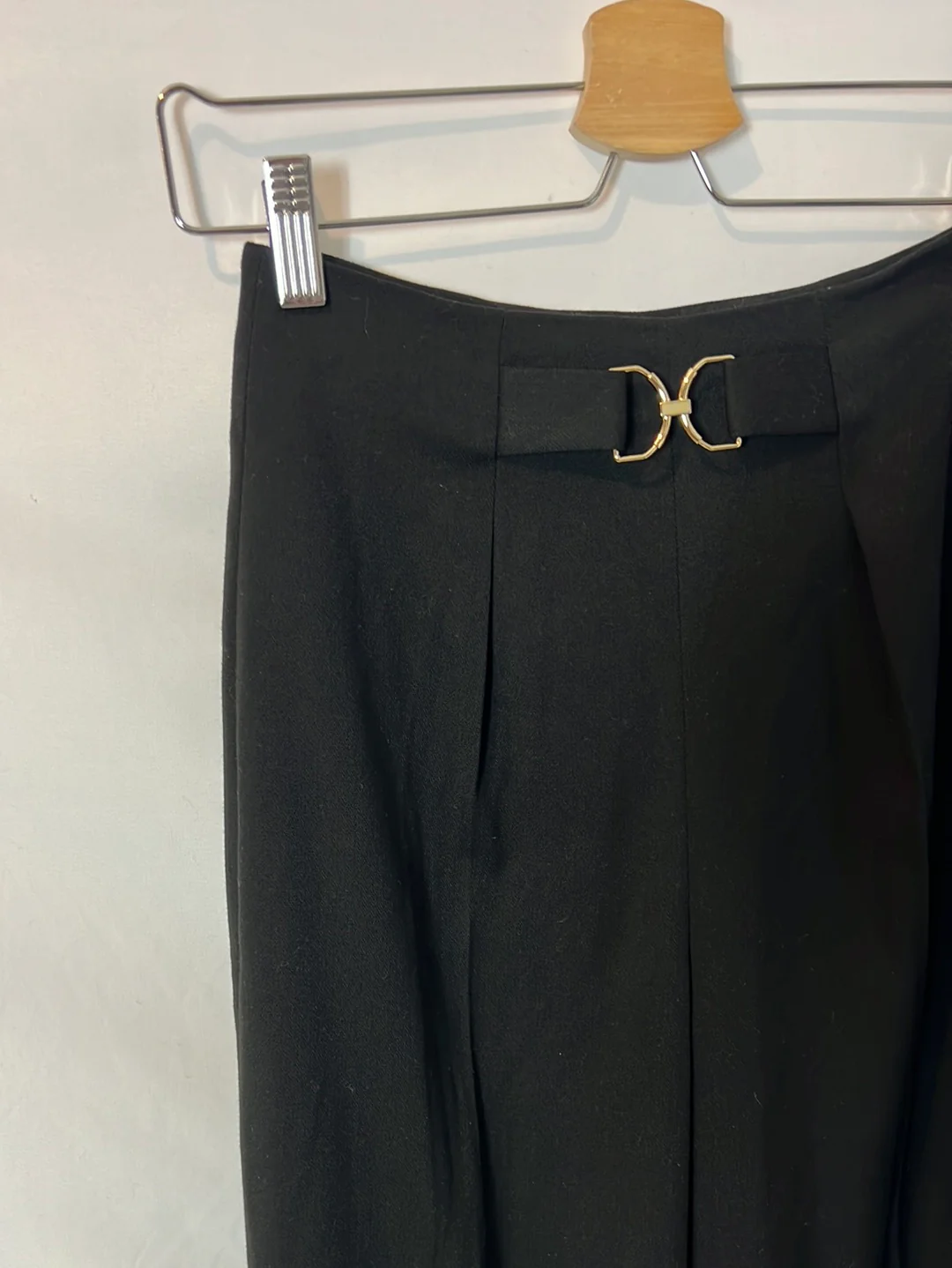 H&M. Pantalón negro pinza detalle cintura. T 34 - Imagen 2