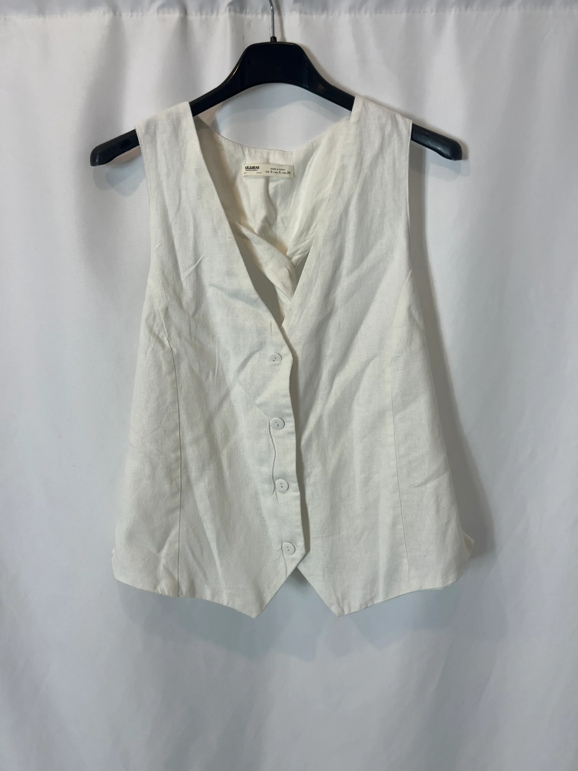 PULL&BEAR. Chaleco blanco detalle espalda. T S - Imagen 2