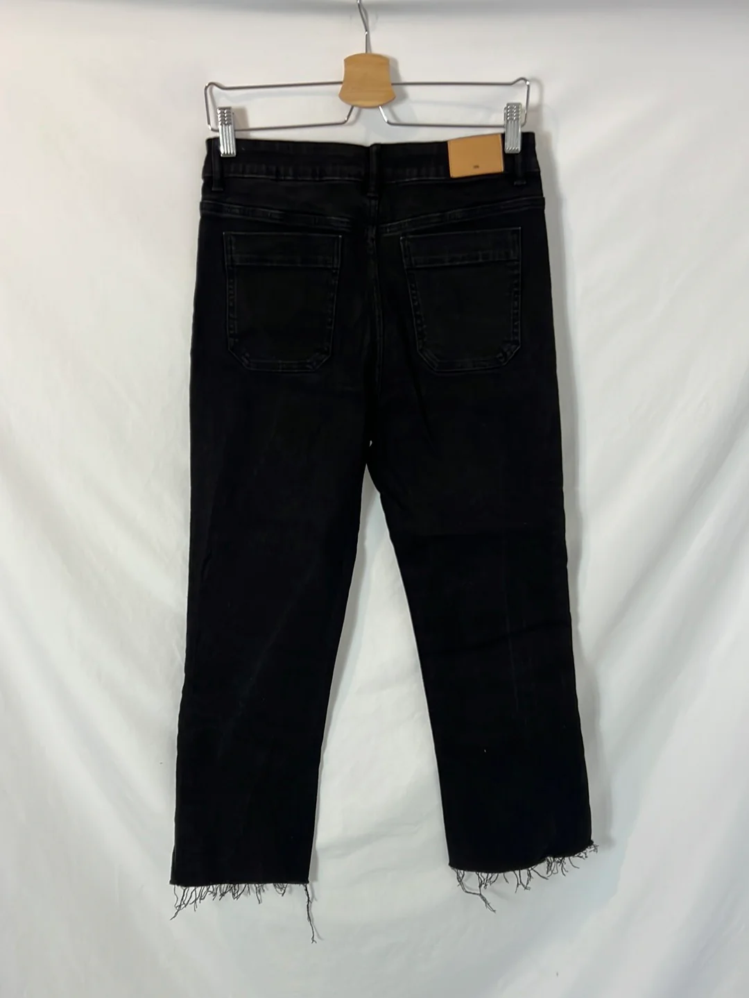 ZARA. Denim cropped bolsillos negro. T 40 - Imagen 4