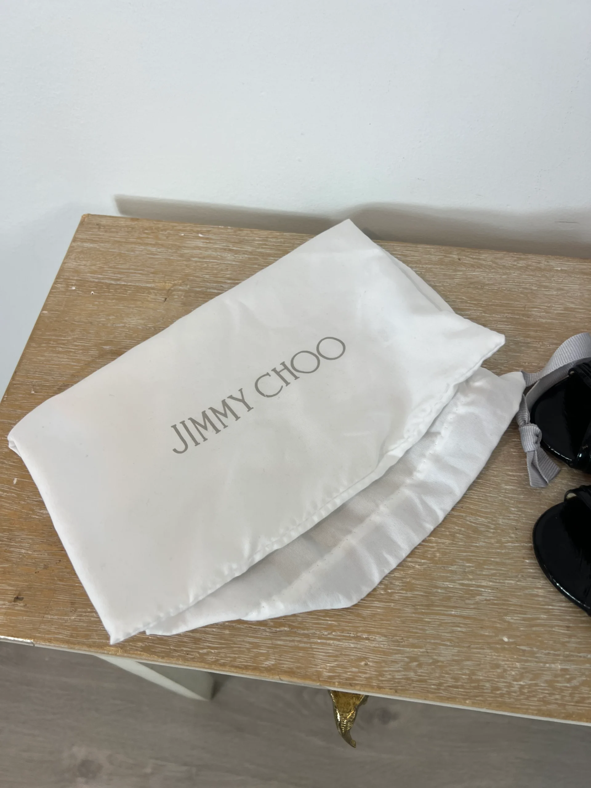 JIMMY CHOO. Tacones peeptoes negro charol. T 37,5 (tara) - Imagen 4