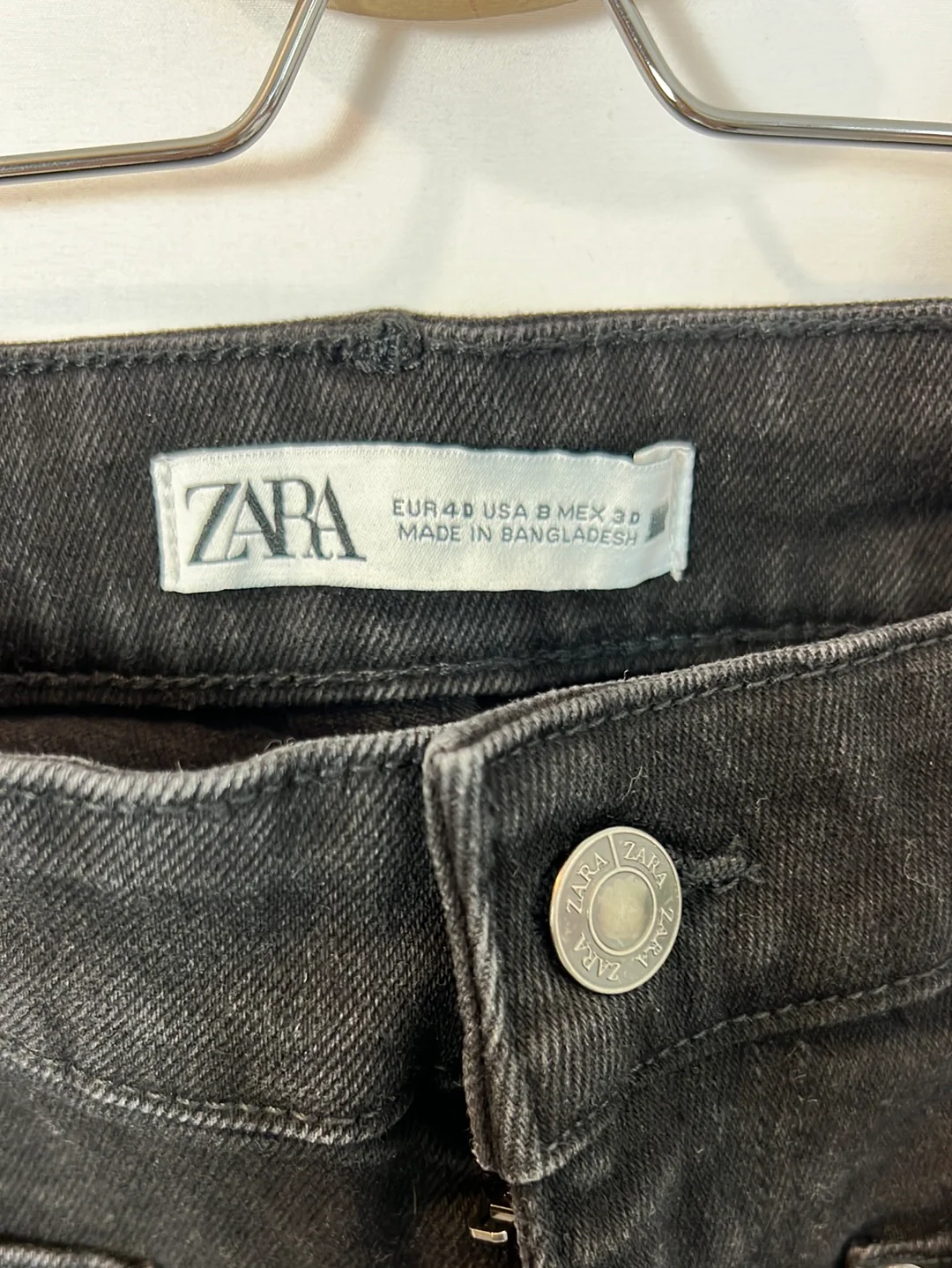 ZARA. Denim cropped bolsillos negro. T 40 - Imagen 3