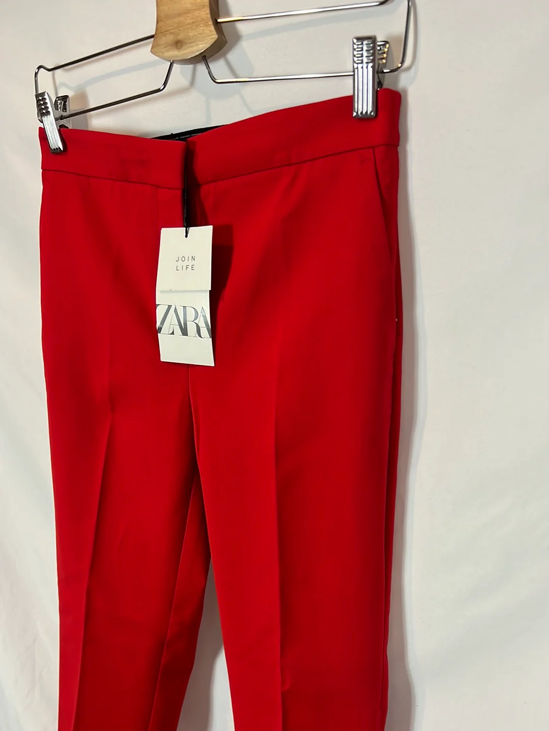 ZARA. Pantalón rojo pinzas detalle cintura. T M - Imagen 2