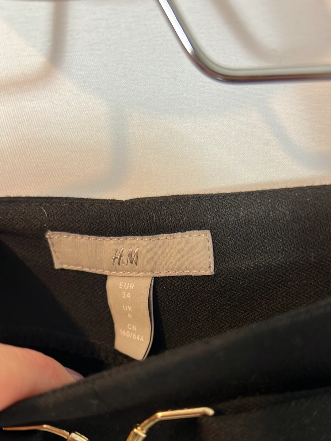 H&M. Pantalón negro pinza detalle cintura. T 34 - Imagen 3