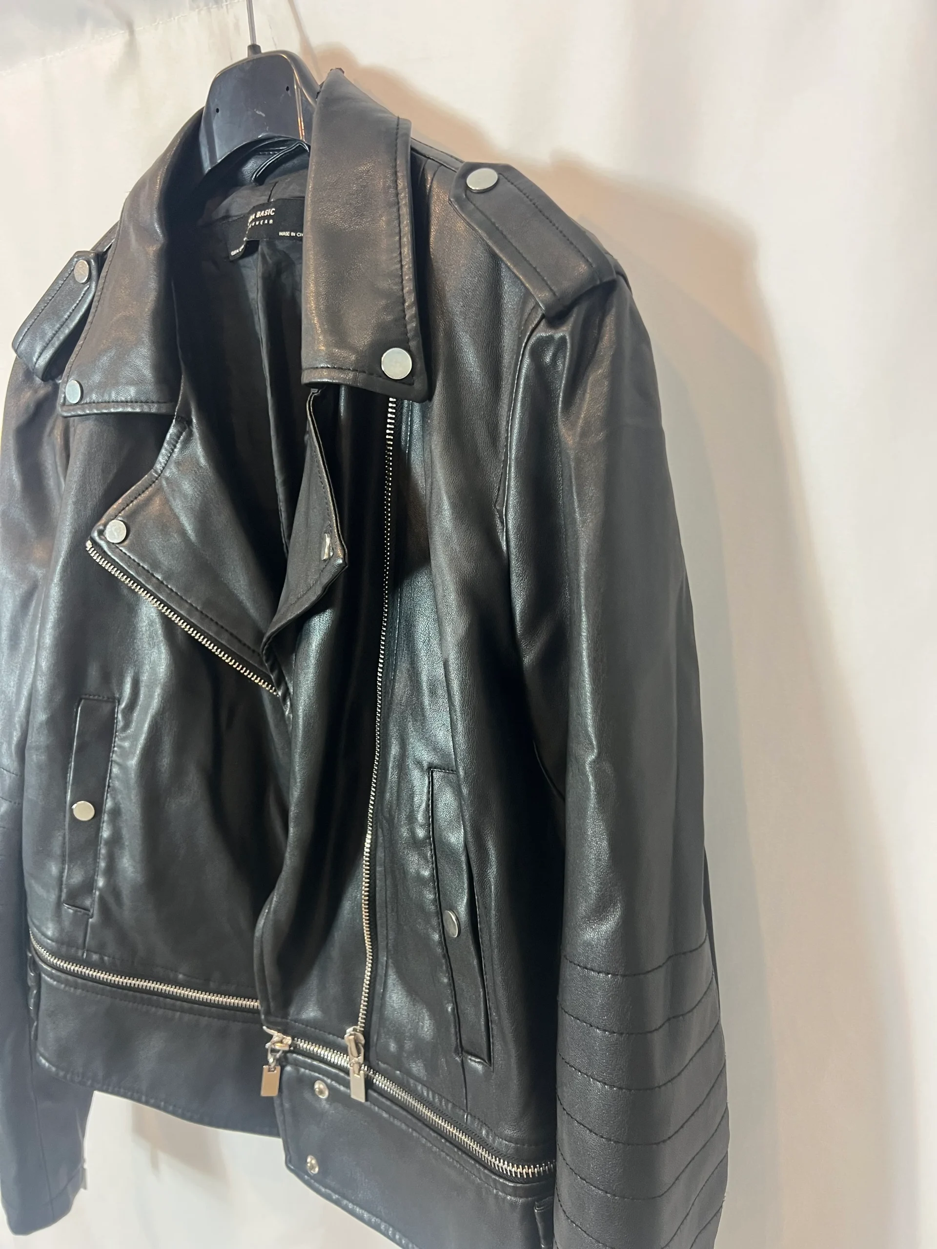 ZARA. Cazadora negra efecto piel. T M - Imagen 2
