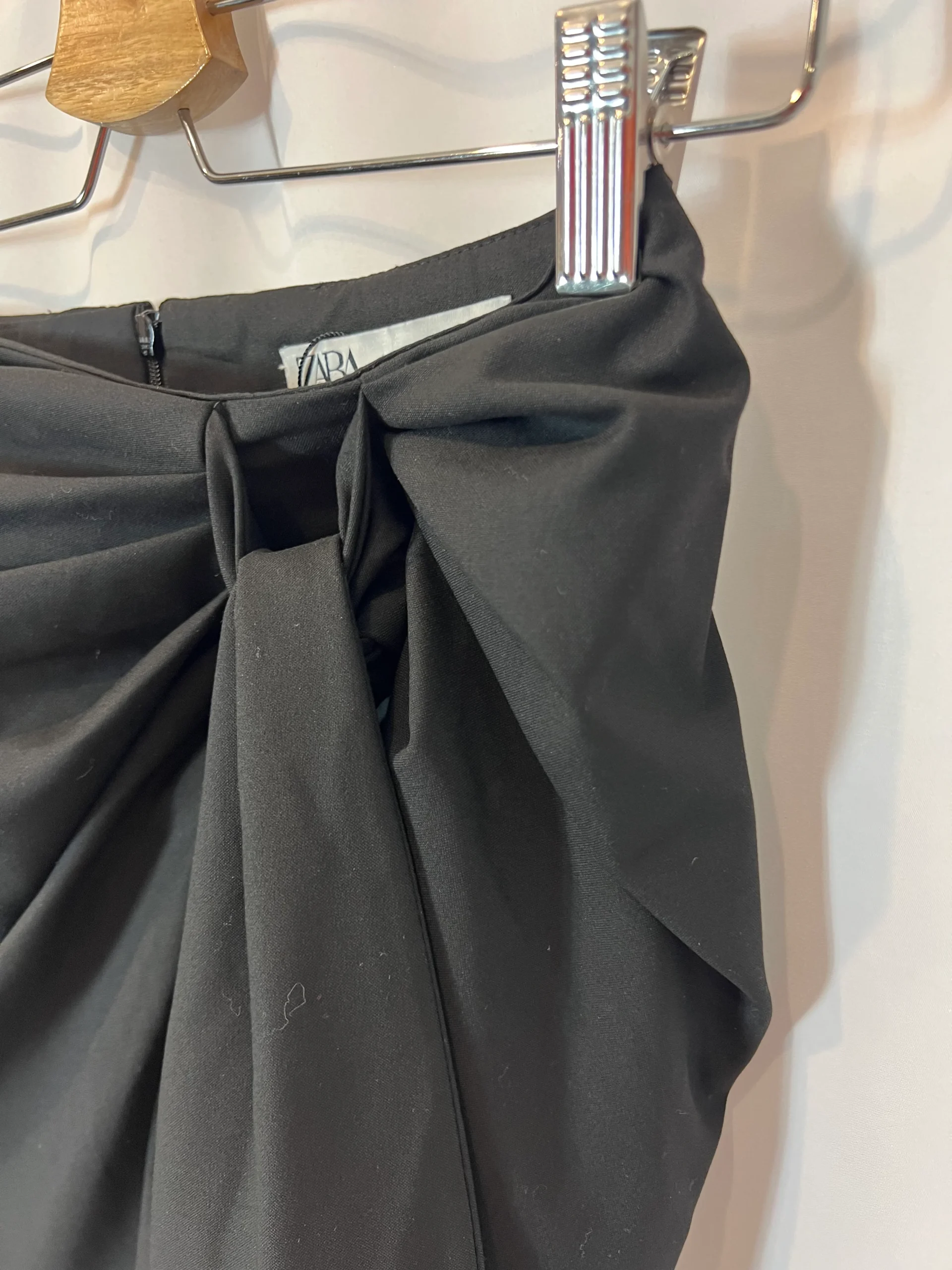 ZARA. Falda negra detalle nudo. T XS - Imagen 2