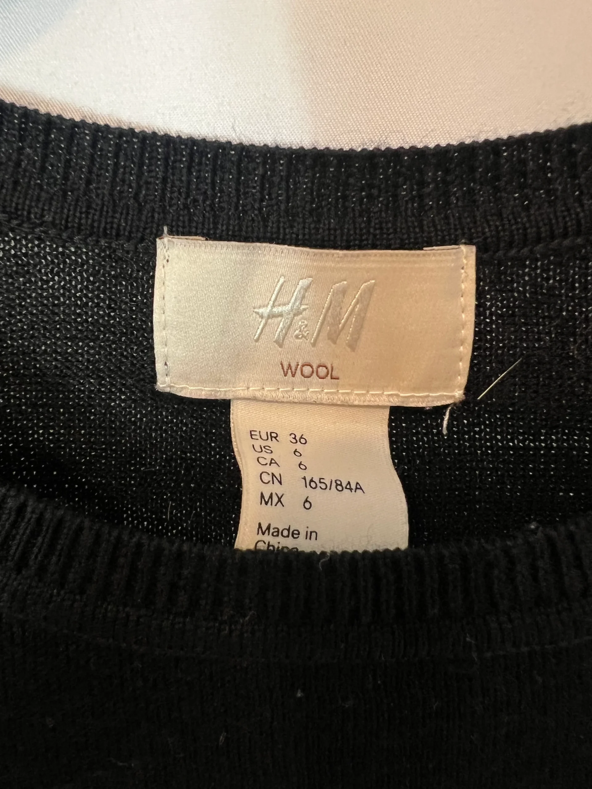 H&M. Jersey negro detalle puños, T S - Imagen 2