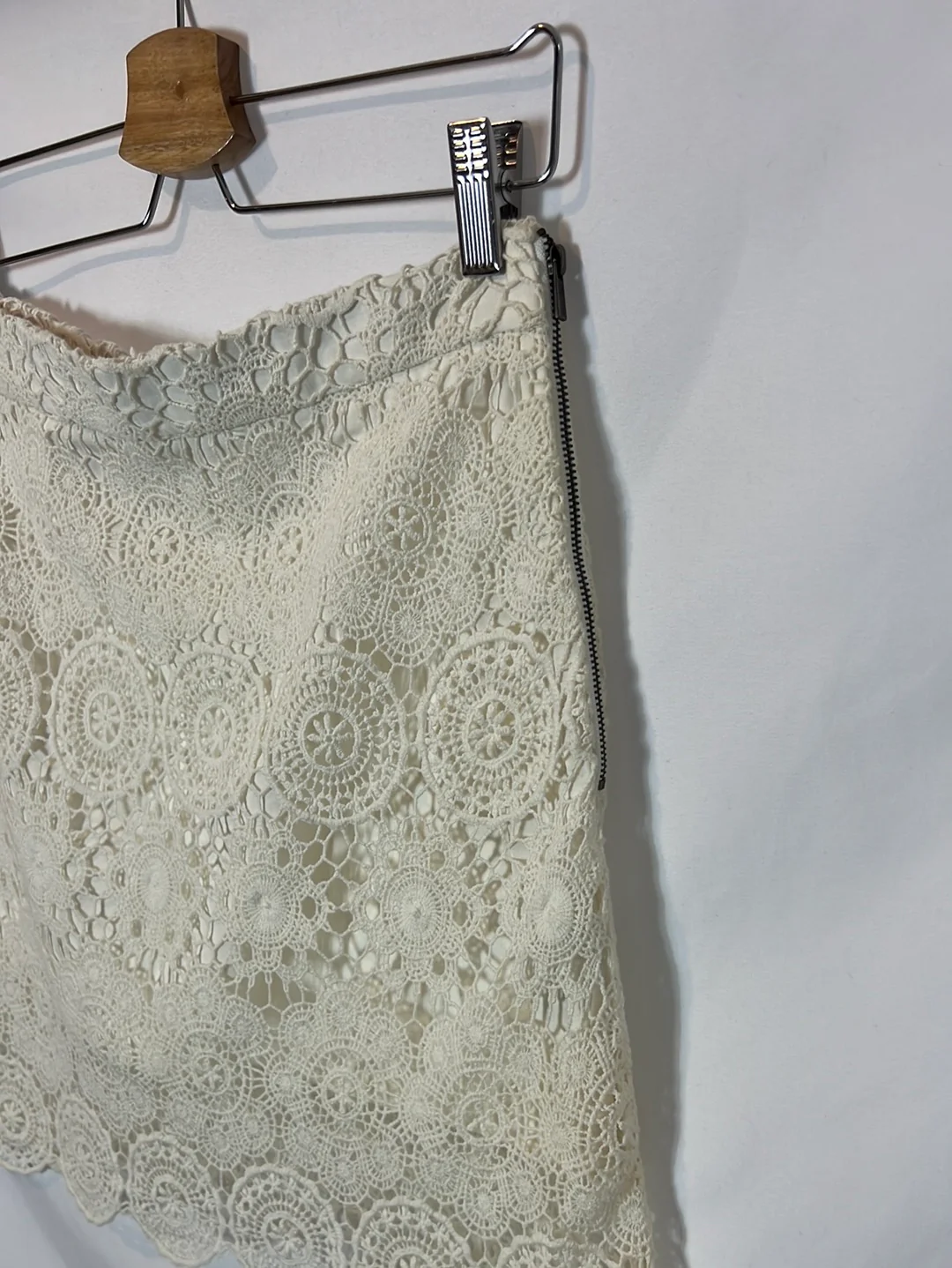 ZARA. Falda corta blanca crochet. T M - Imagen 2