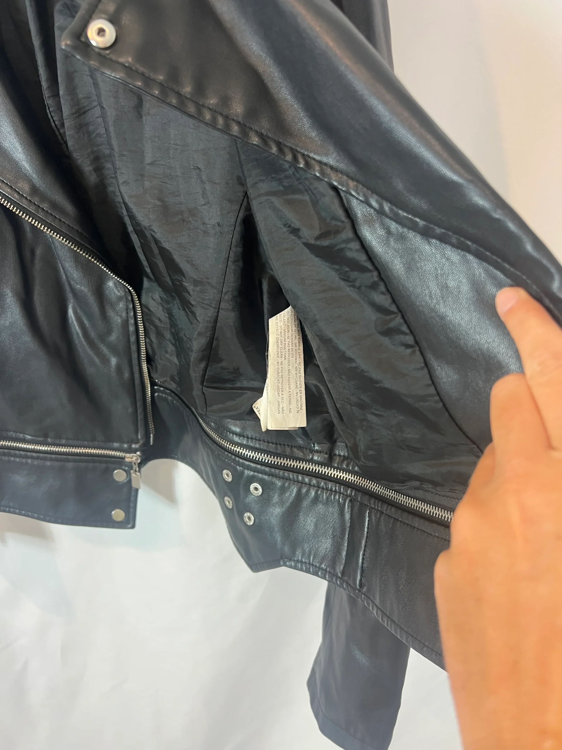 ZARA. Cazadora negra efecto piel. T M - Imagen 5