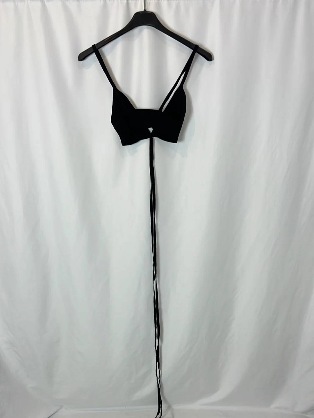 BERHSKA. Crop top negro tiras. T S - Imagen 5