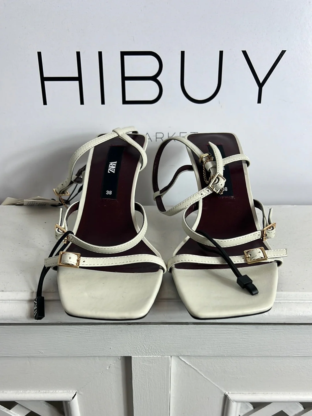 ZARA. Sandalias blancas y burdeos tiras hebillas. T 38 - Imagen 5