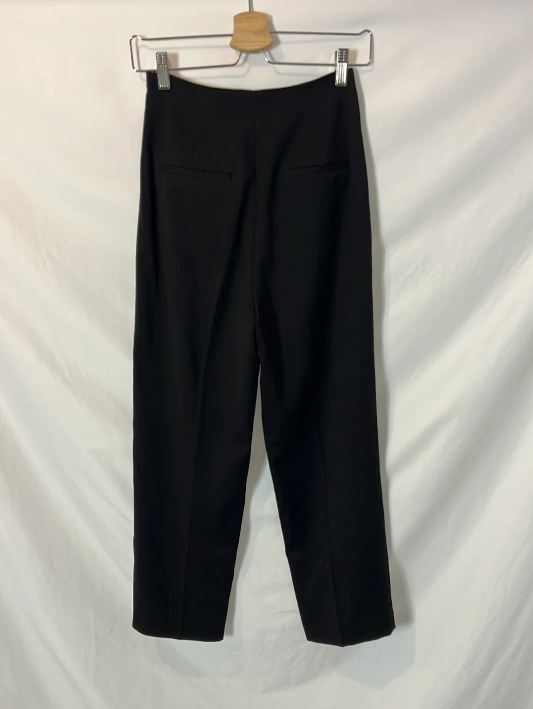 H&M. Pantalón negro pinza detalle cintura. T 34 - Imagen 4