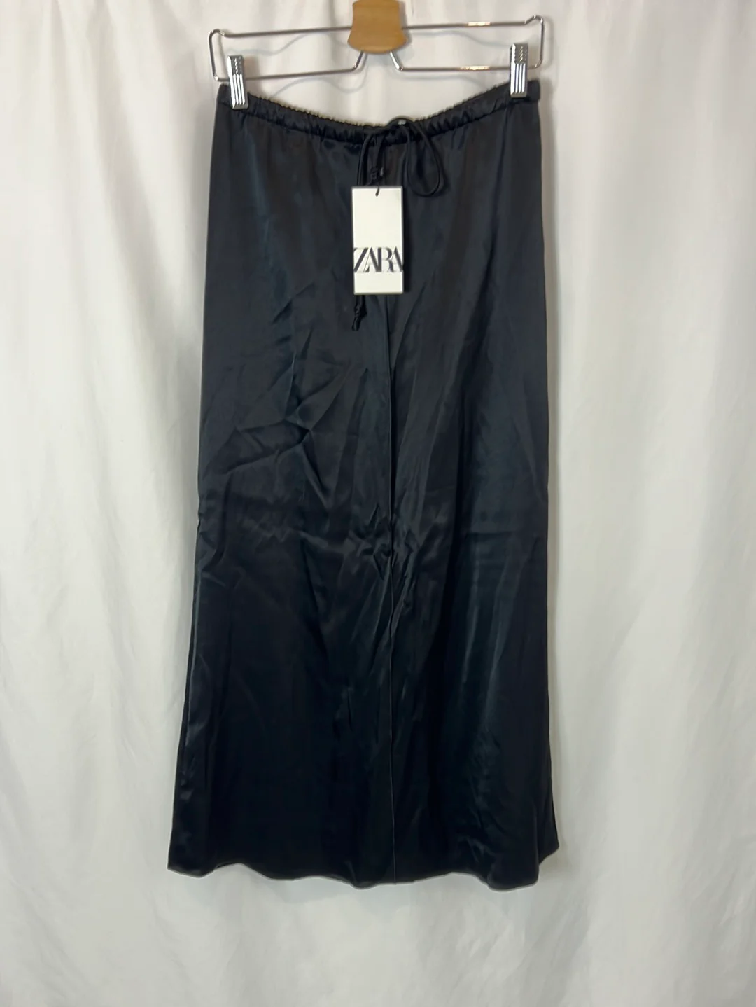 ZARA. Falda larga negra satinada T.s - Imagen 2