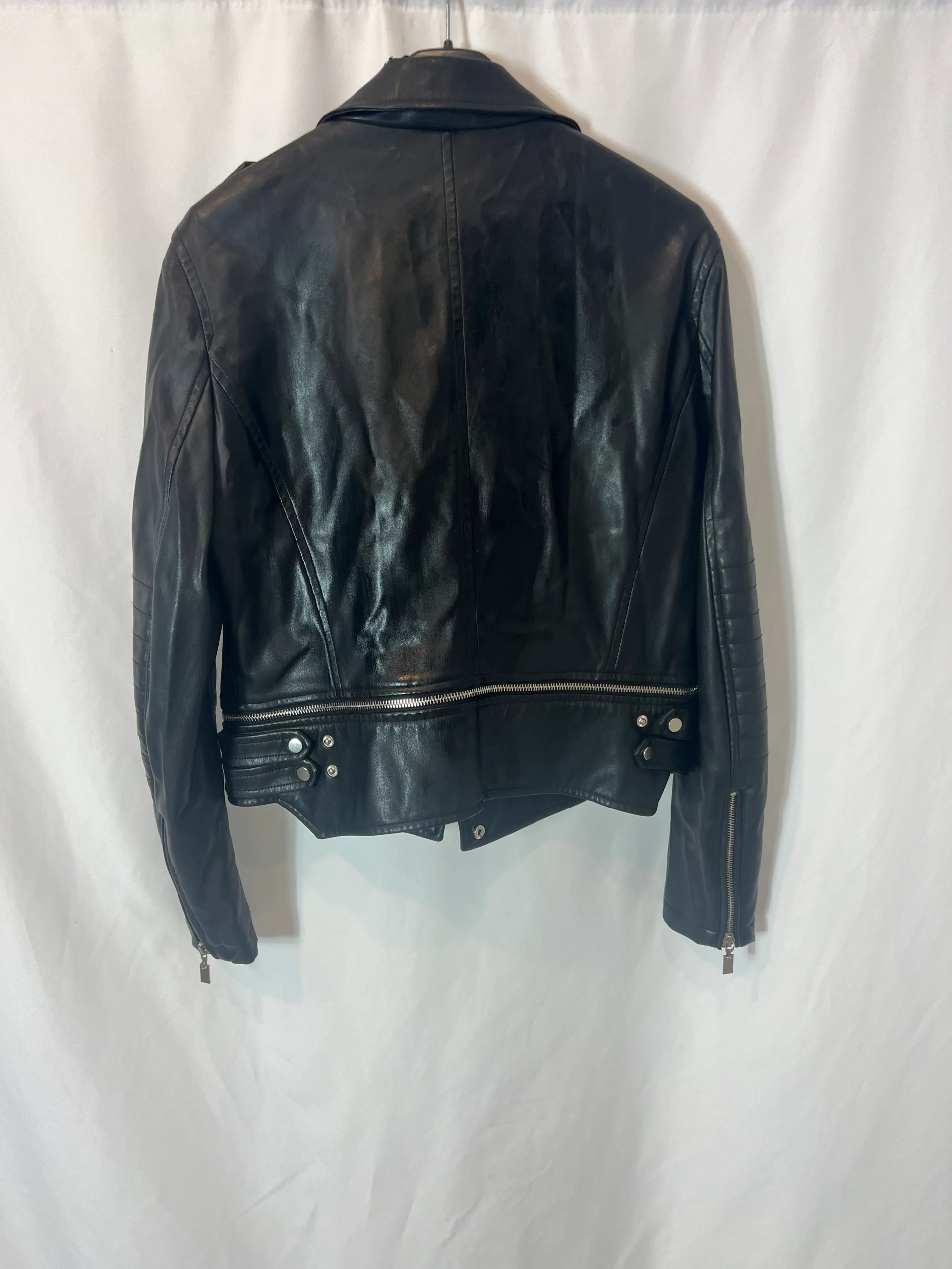 ZARA. Cazadora negra efecto piel. T M - Imagen 4