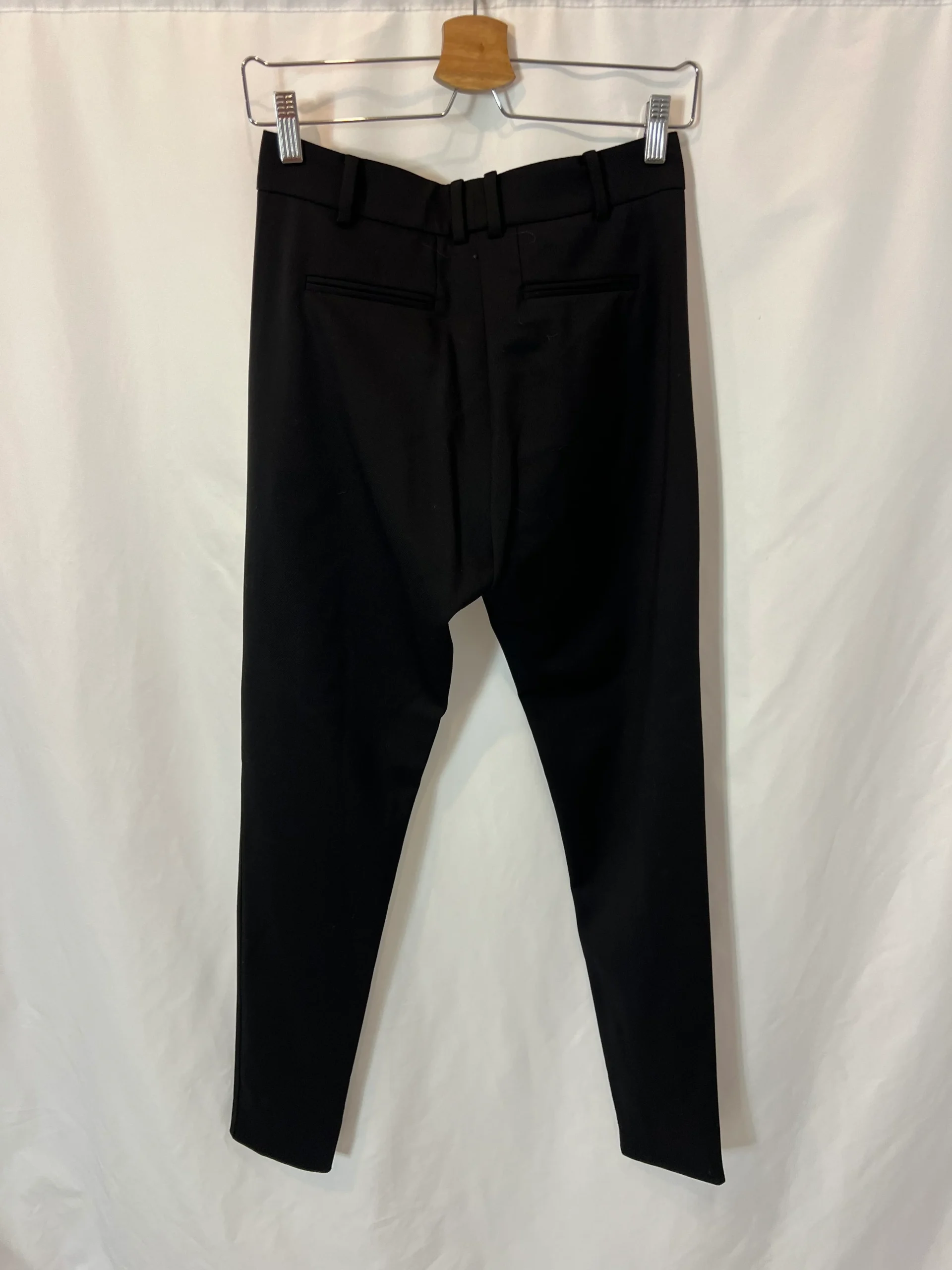 UTERQÜE. Pantalón negro pinzas. T 36 - Imagen 4