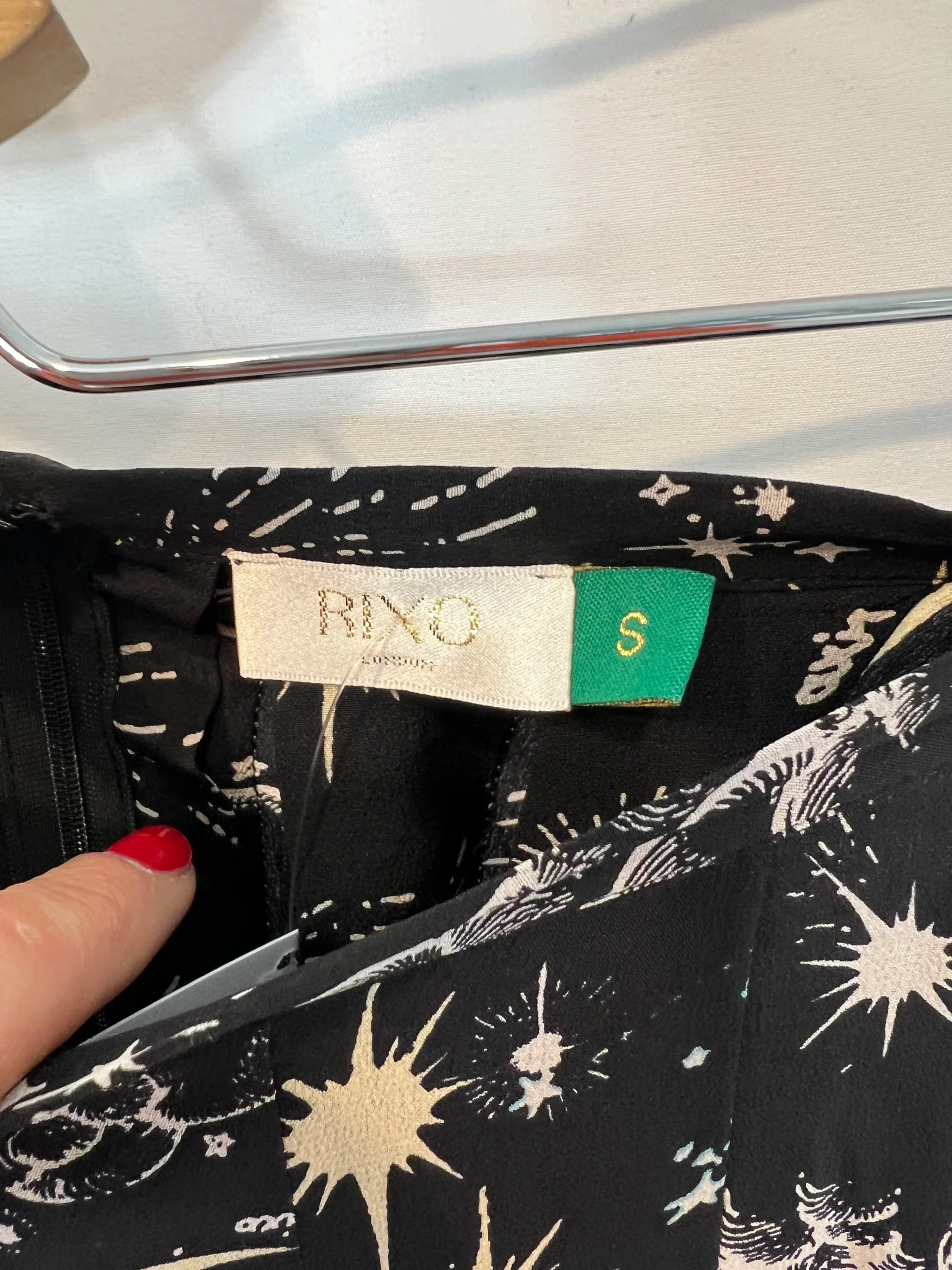 RIXO LONDON. Falda midi seda negra estampada T.s - Imagen 5