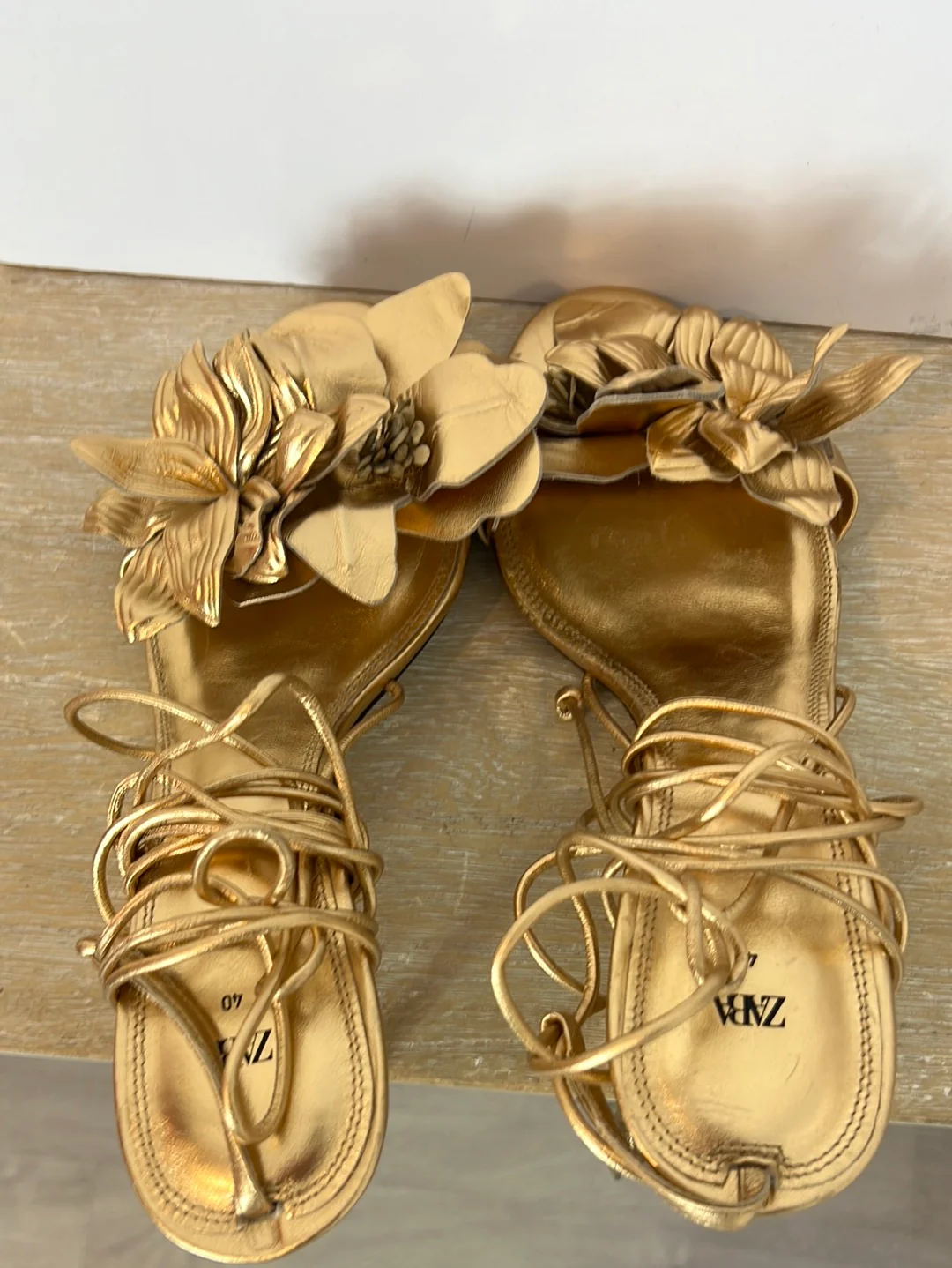 ZARA. Sandalia dorada flores T.40 - Imagen 6