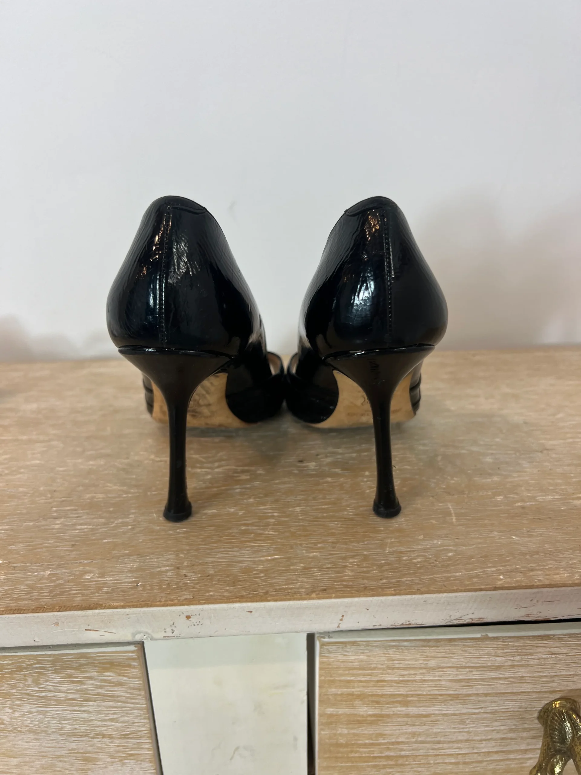 JIMMY CHOO. Tacones peeptoes negro charol. T 37,5 (tara) - Imagen 5