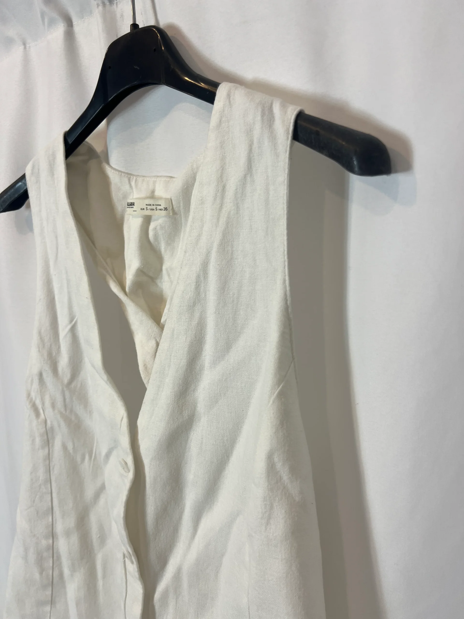 PULL&BEAR. Chaleco blanco detalle espalda. T S - Imagen 3