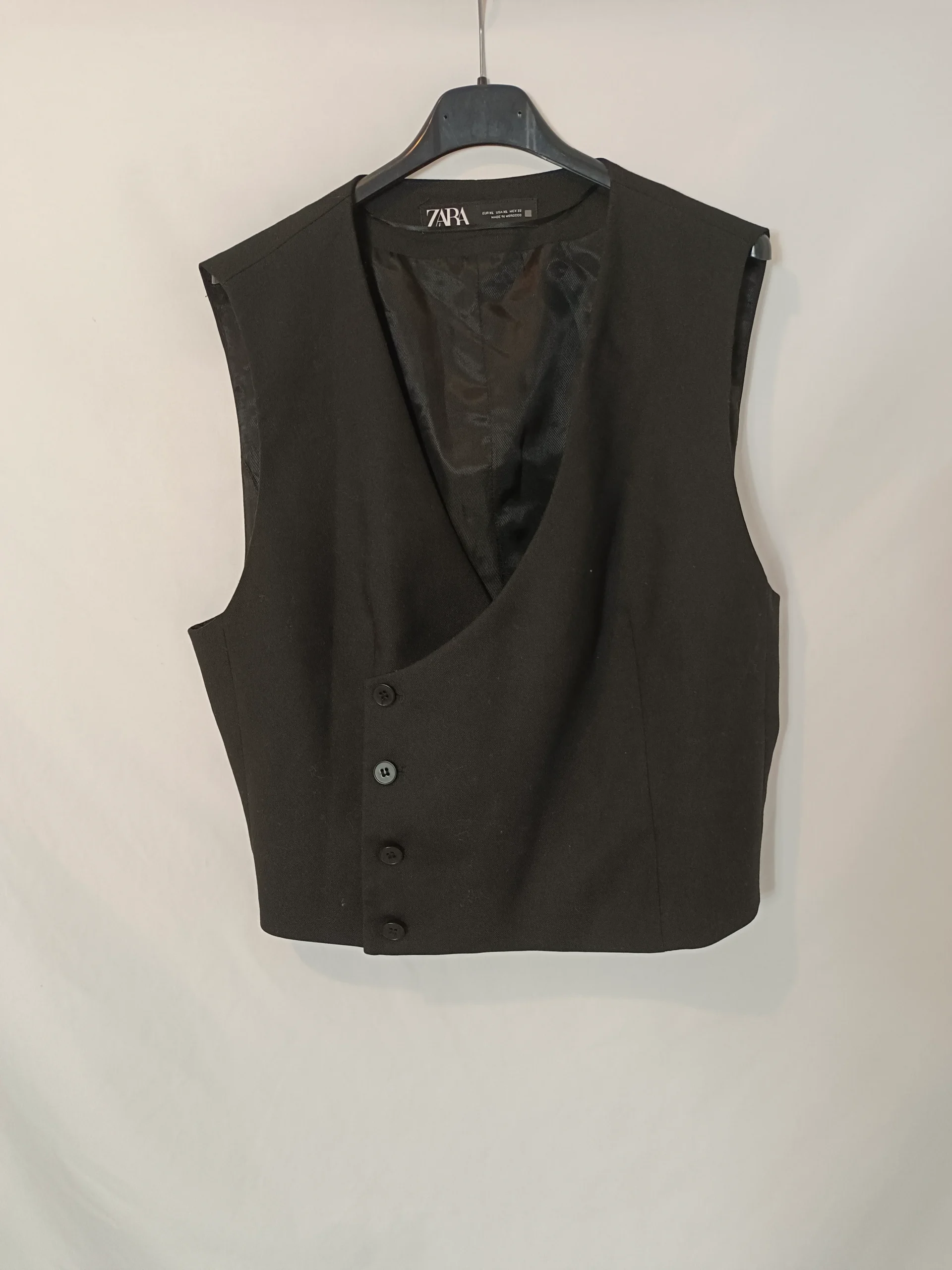 ZARA. Chaleco negro cruzado T.xl - Imagen 3