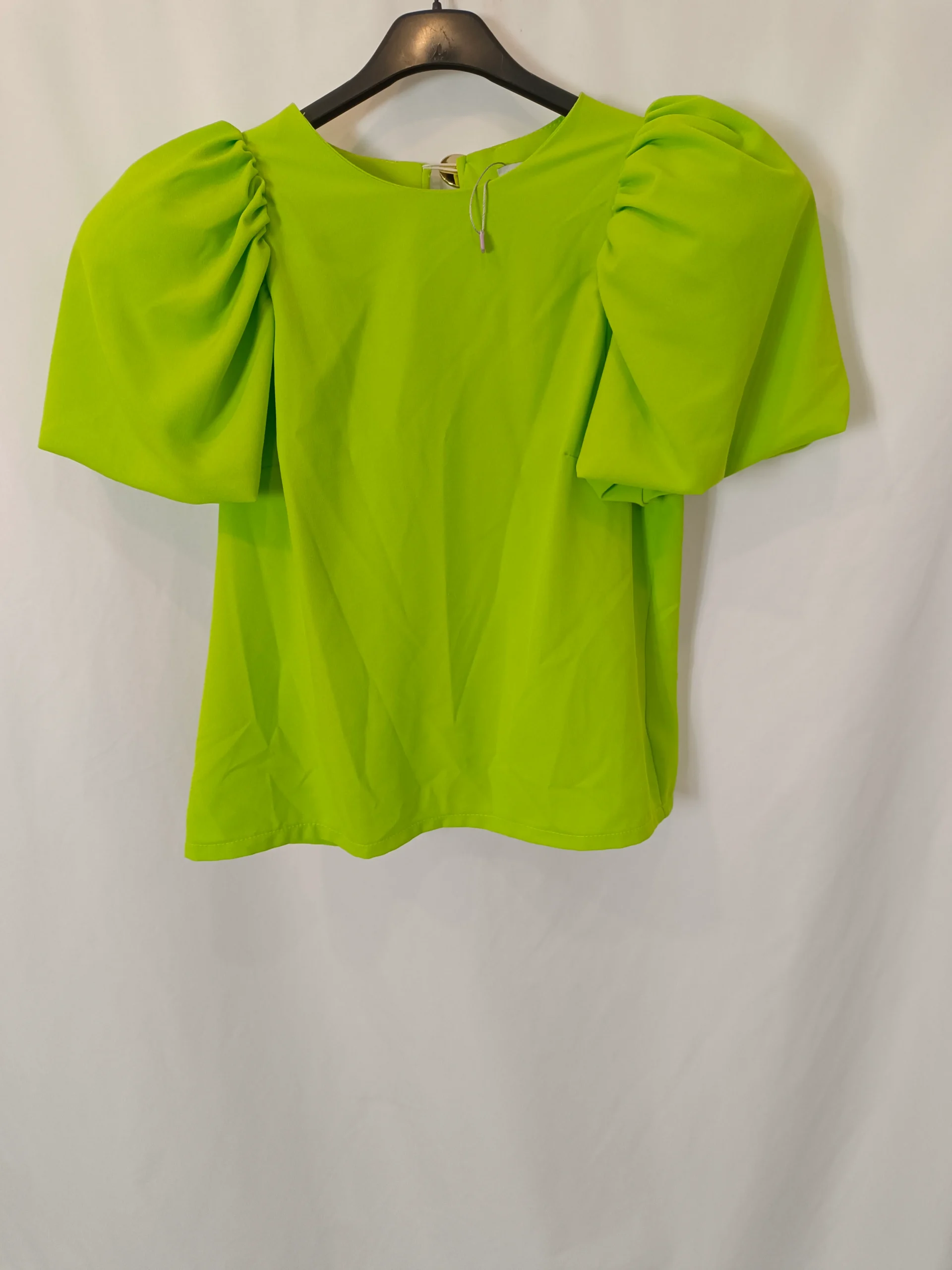 CAYETANA BY CONDES. Top verde hombreras T.s - Imagen 2