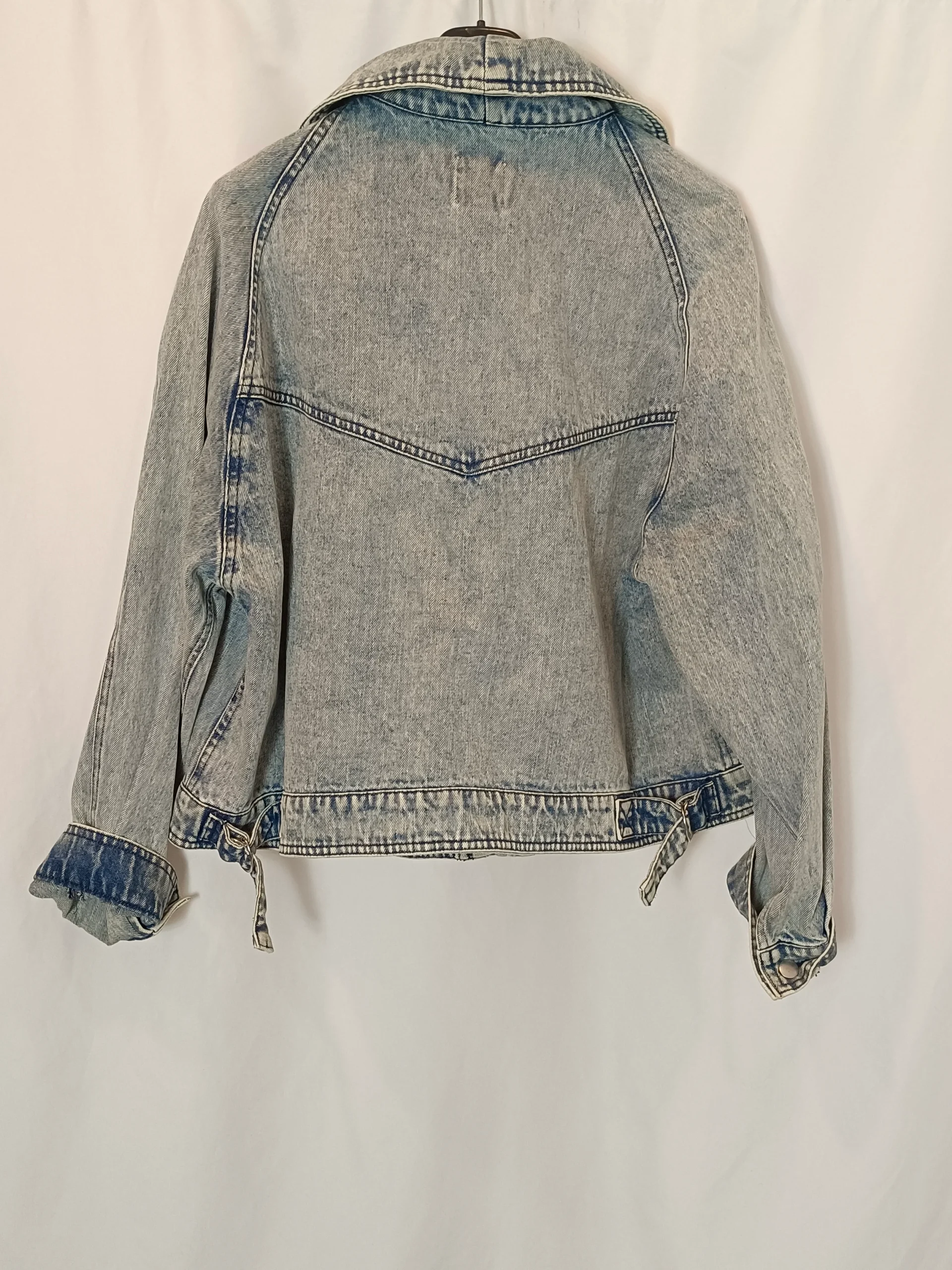 H&M. Cazadora denim efecto desgastado T.s - Imagen 4