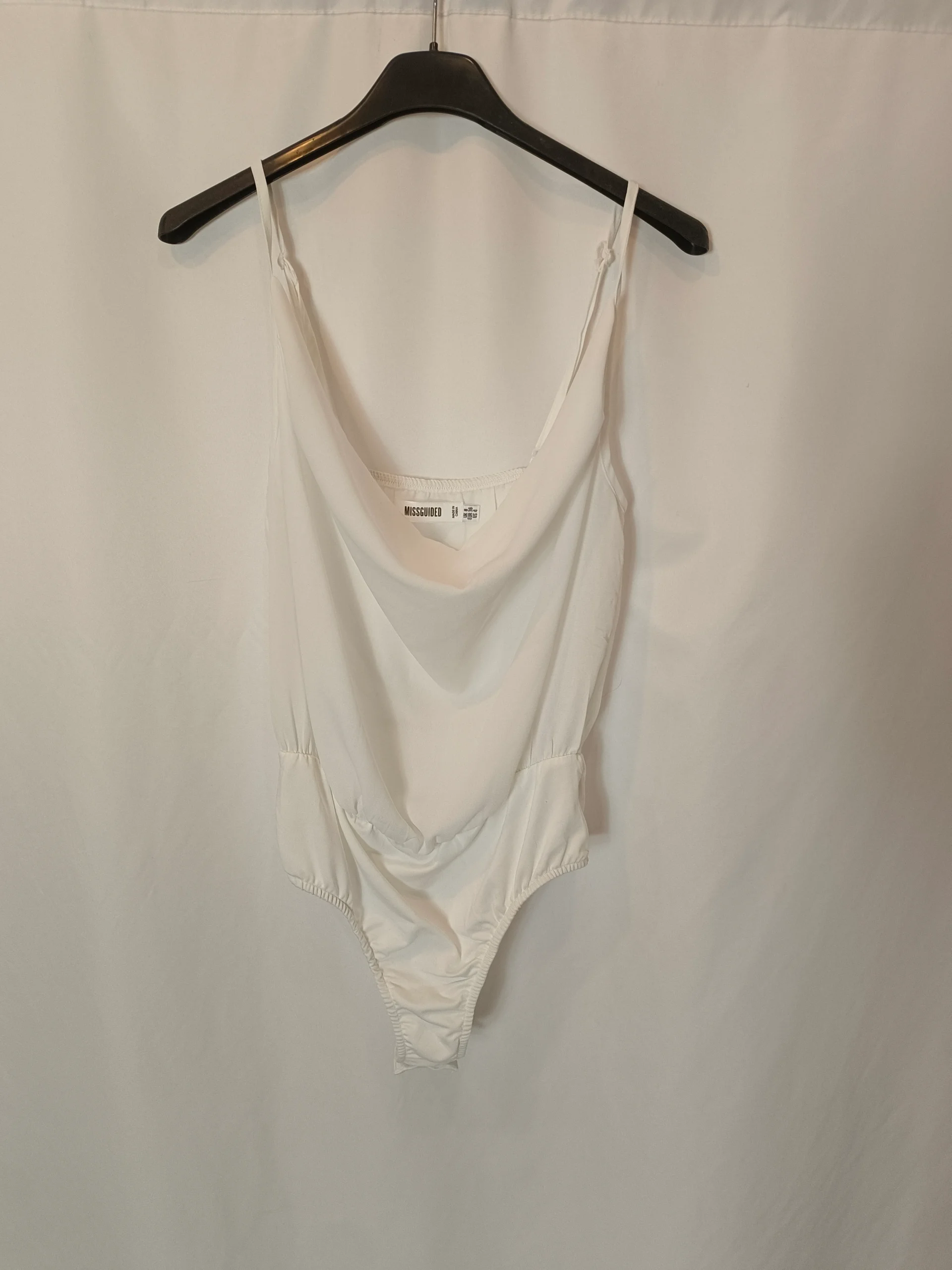 MISSGUIDED. Body blanco fluido T.36