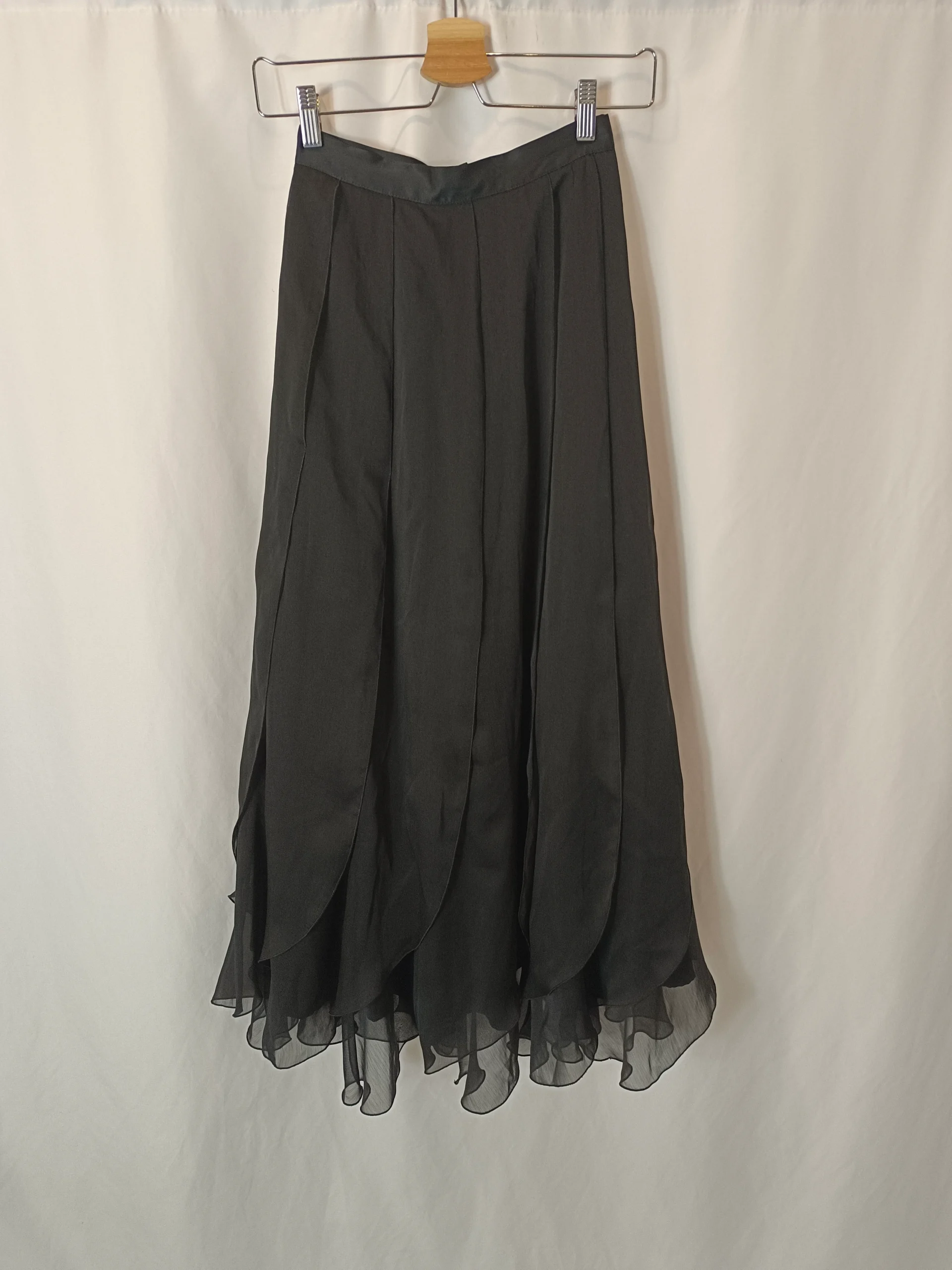 BIMANI. Falda midi negra pétalos T.32 - Imagen 2