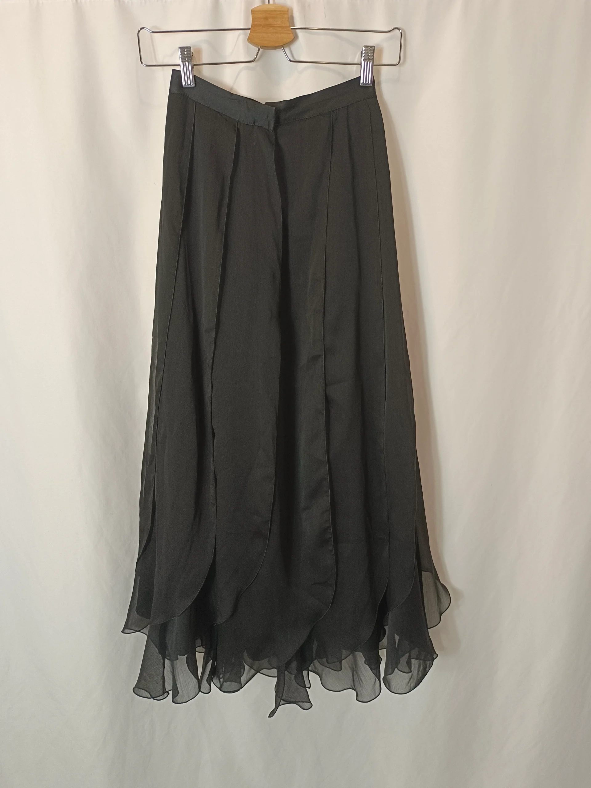 BIMANI. Falda midi negra pétalos T.32 - Imagen 5