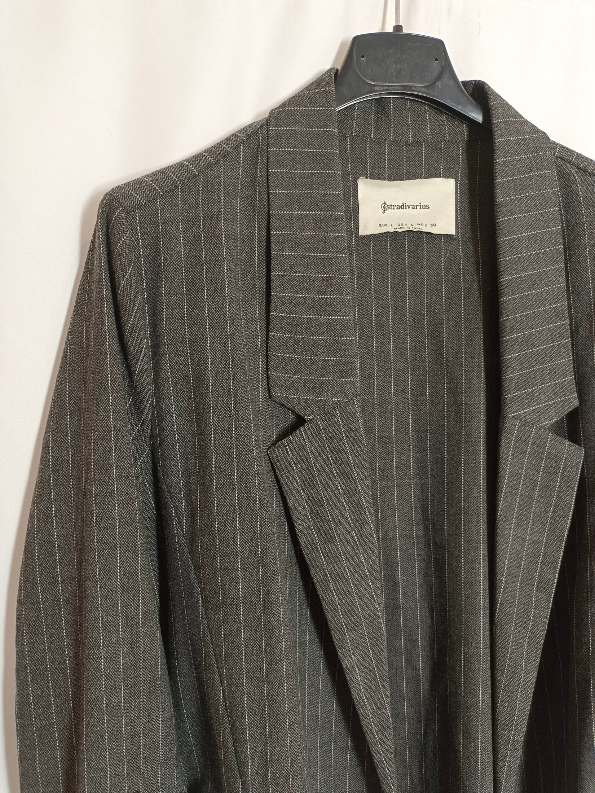 STRADIVARIUS. Blazer gris rayas T.l - Imagen 3
