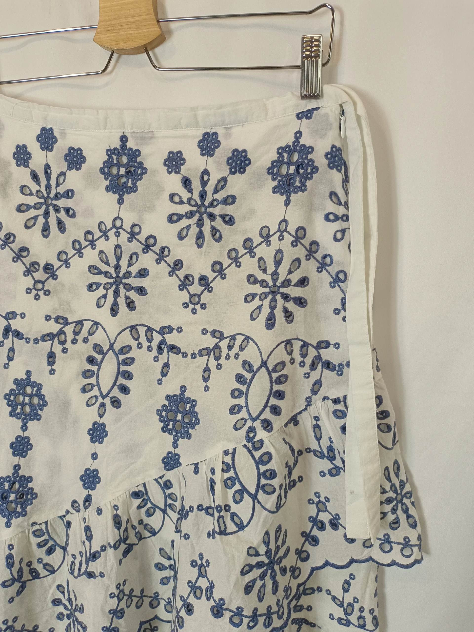 TINTORETTO. Falda midi blanca bordada T.42 - Imagen 3