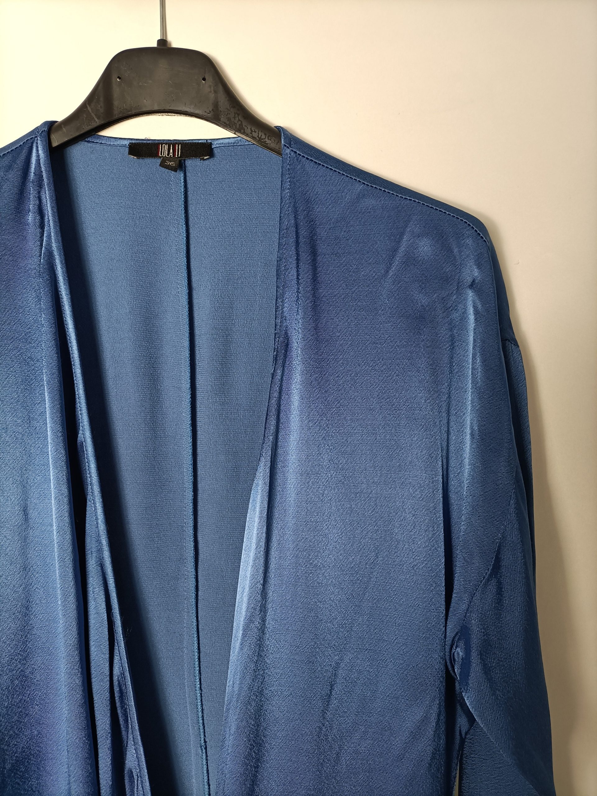 LOLA LI. Vestido/ Blusa larga abierta azul satinada. T 36 - Imagen 3