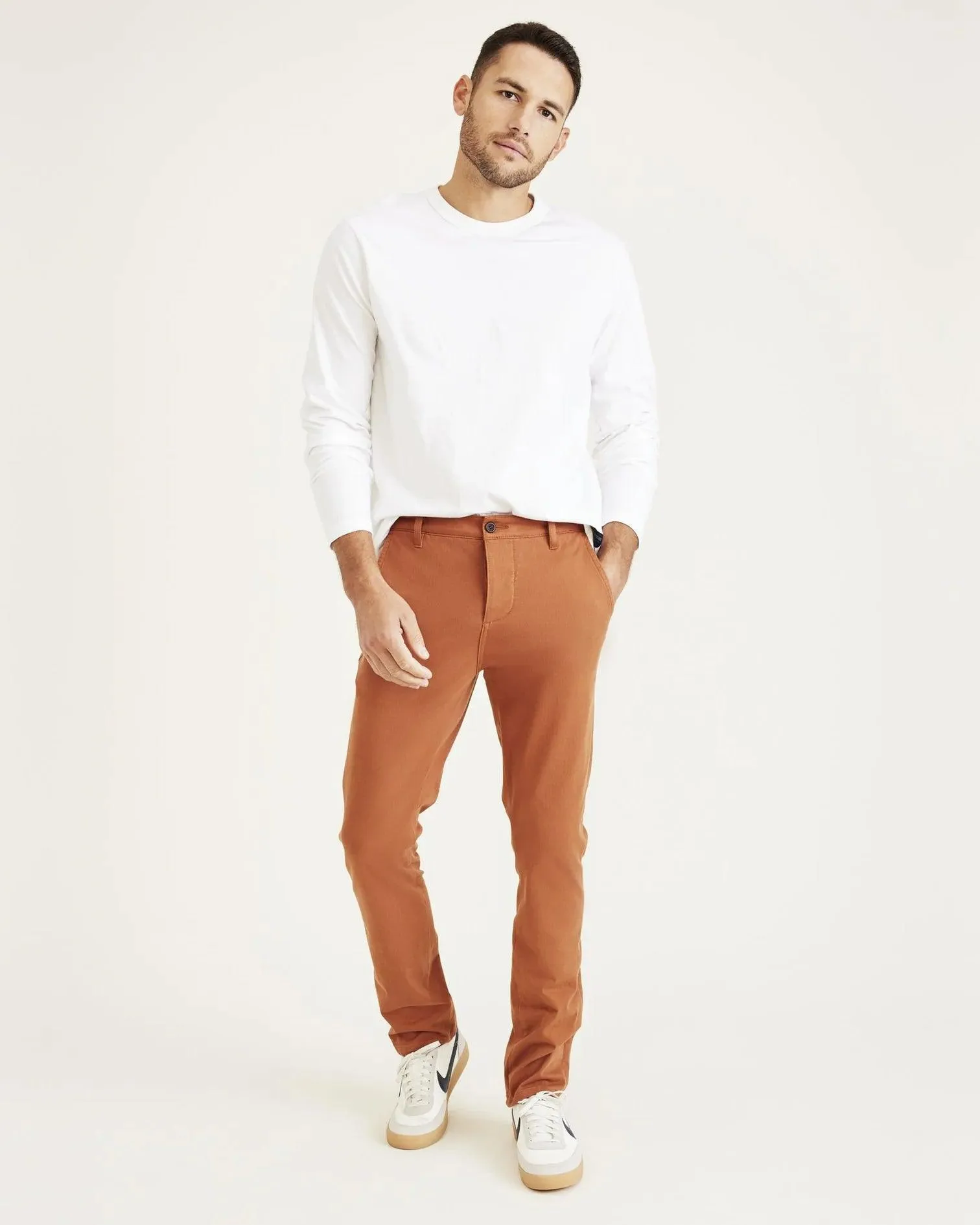 Pantalón Chino Dockers de Hombre Skinny Fit Supreme Flex Alpha Mocha Bisque Brown - Imagen 2