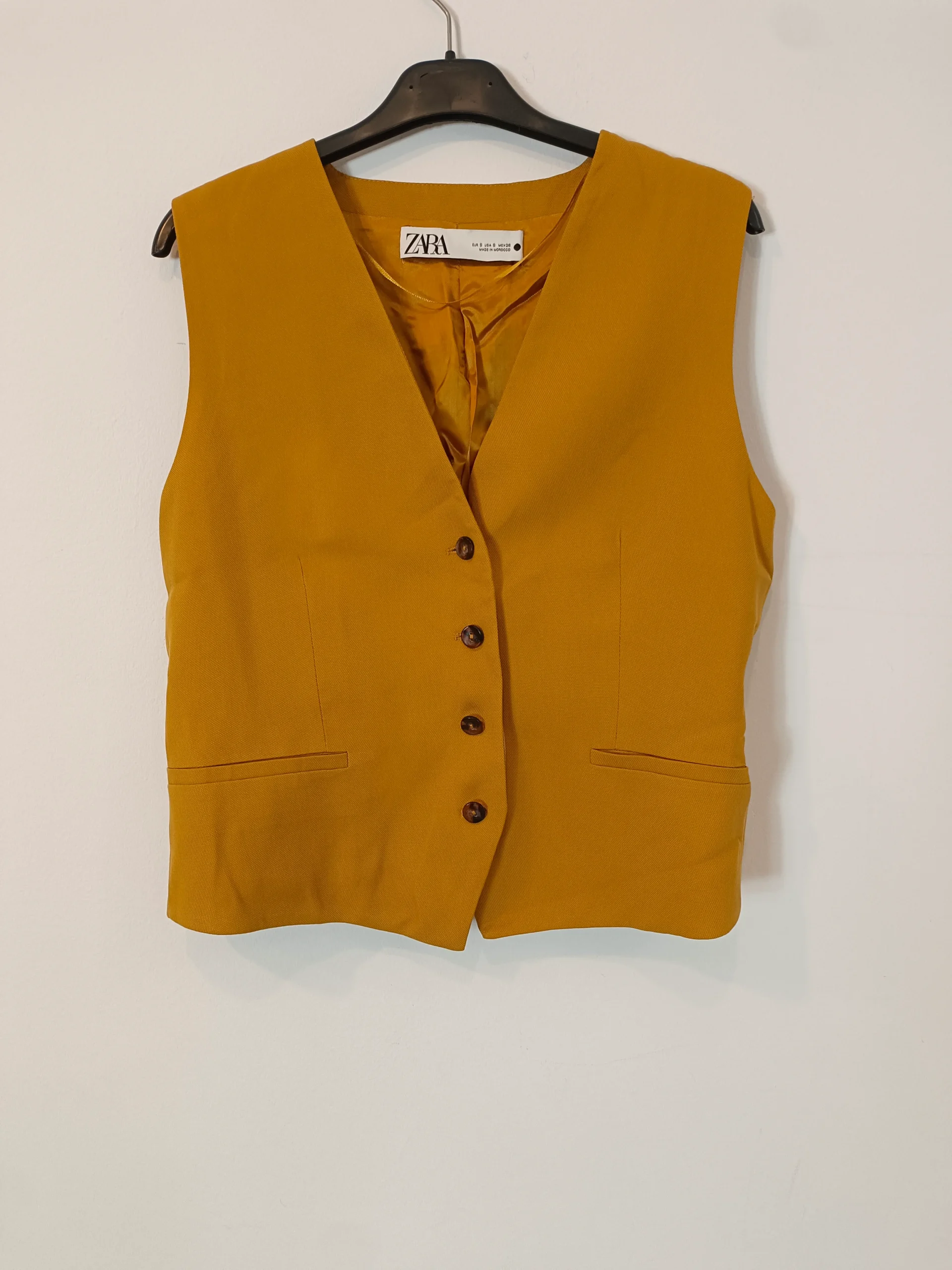 ZARA. Chaleco mostaza abotonado T.s