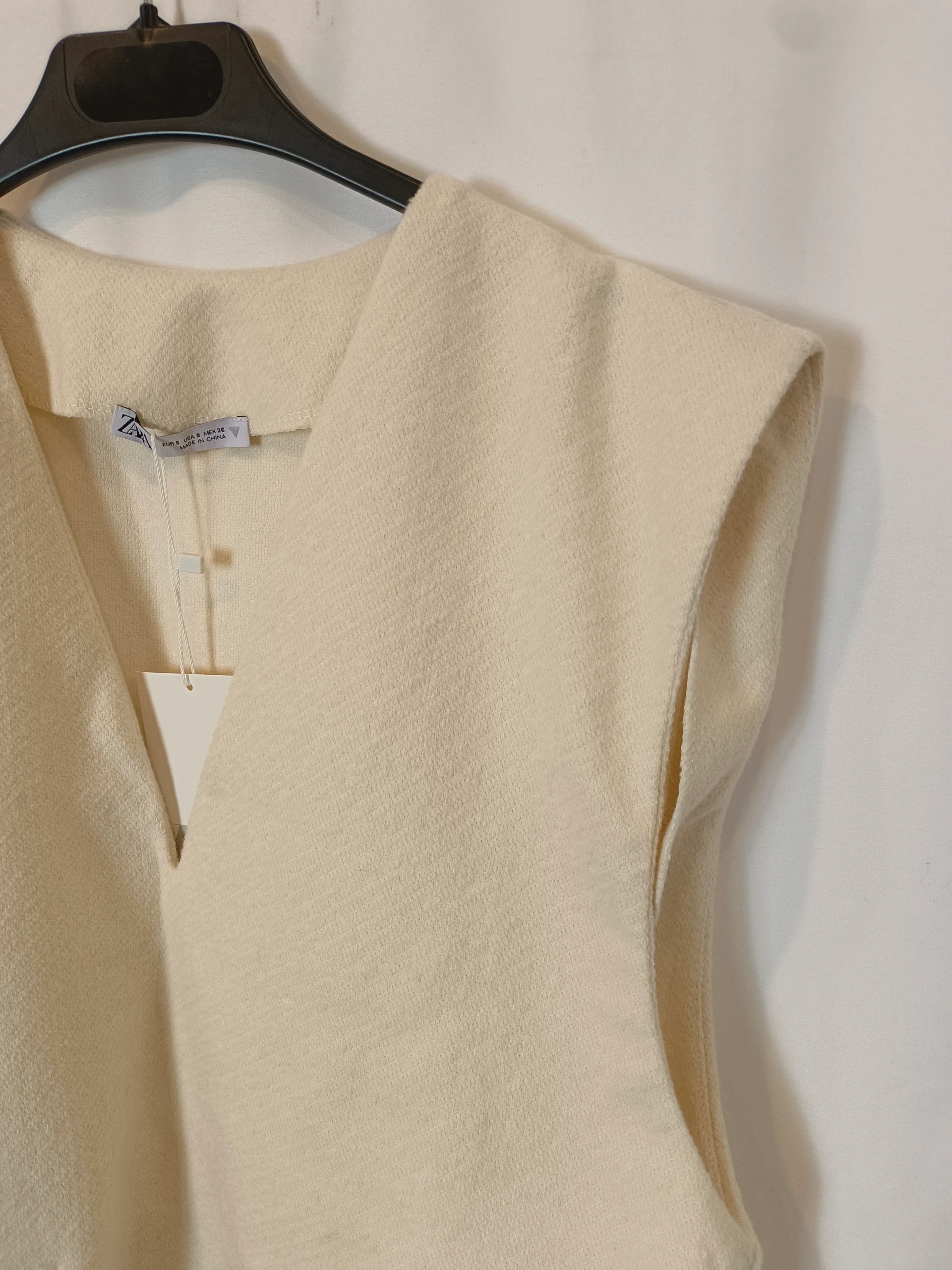 ZARA. Top/chaleco beige cortito T.s - Imagen 3