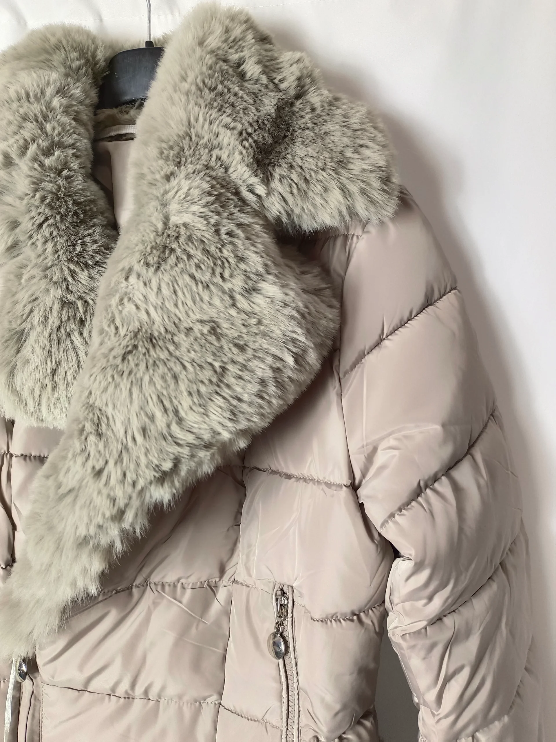 MINORITY. plumas beige con pelo T.m - Imagen 4