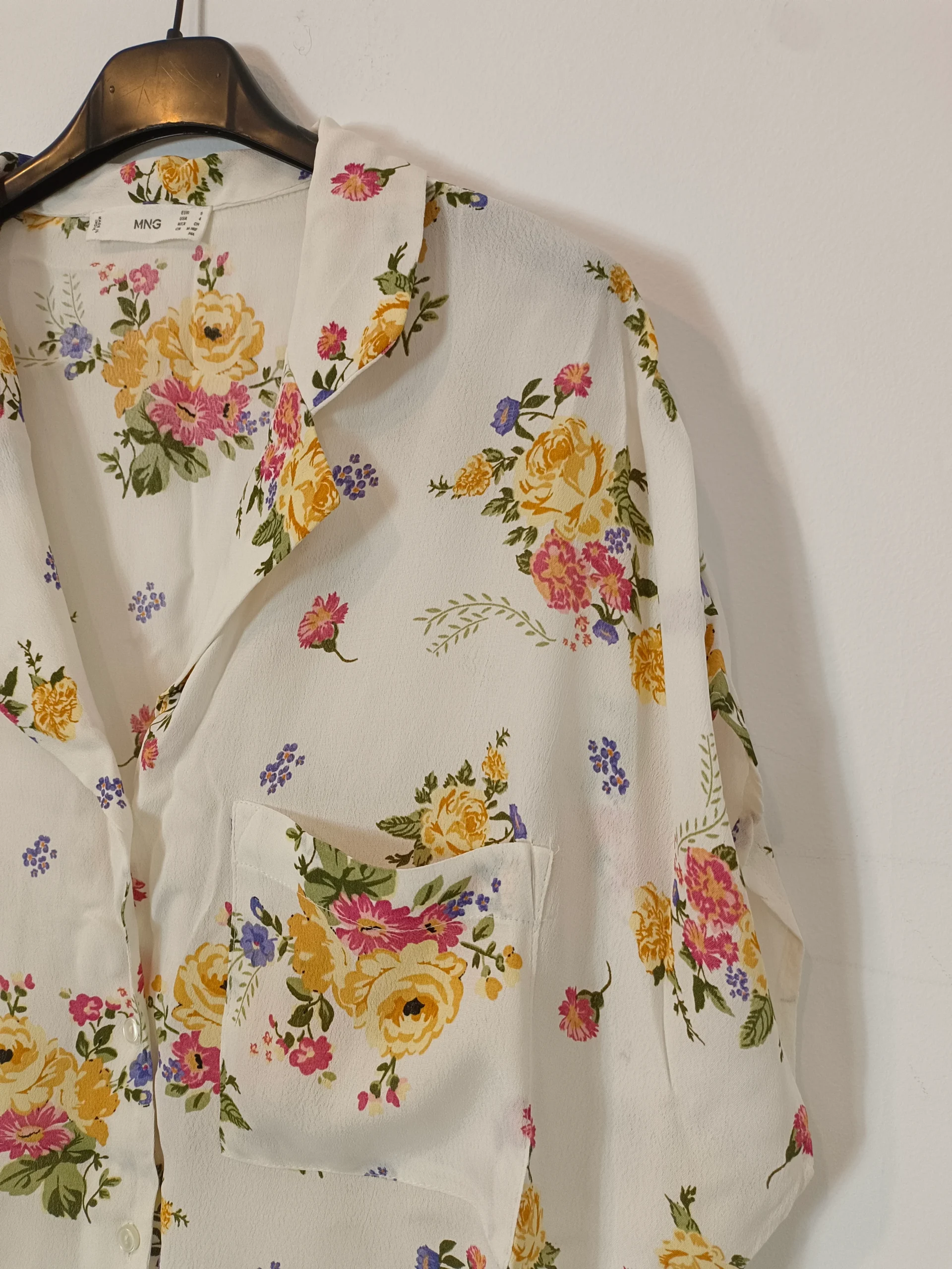 MANGO. Blusa beige flores T.s - Imagen 3