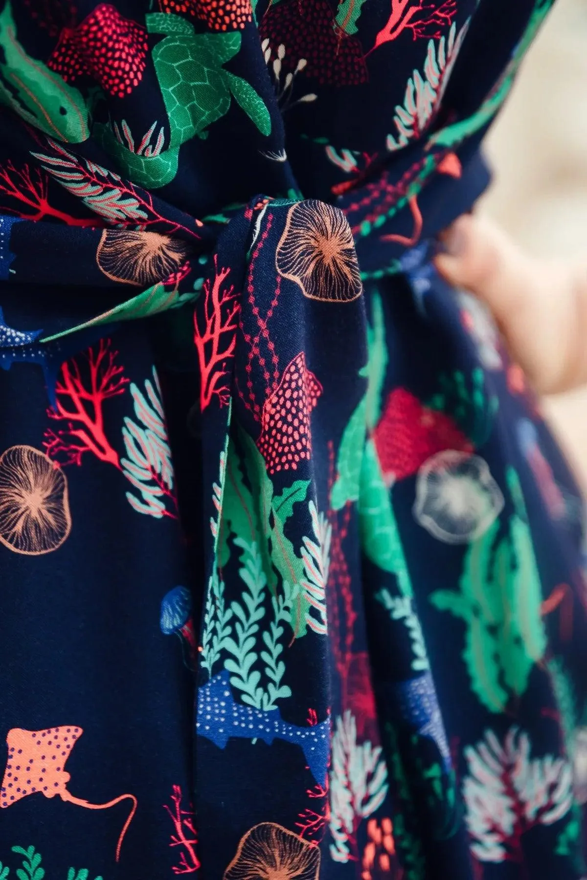 Vestido Camisero Sugarhill Dessie Navy Underwater Scene - Imagen 3