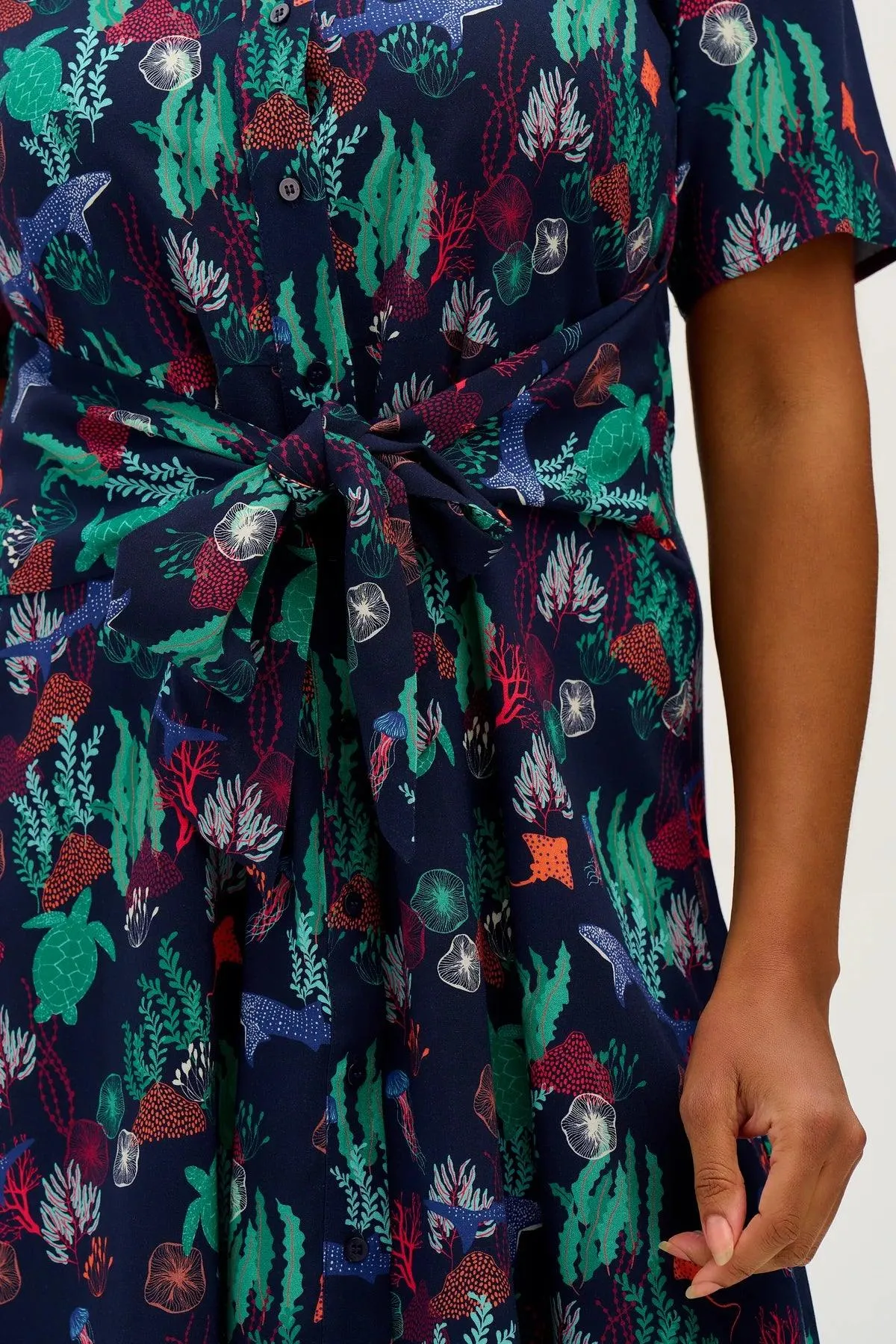 Vestido Camisero Sugarhill Dessie Navy Underwater Scene - Imagen 5